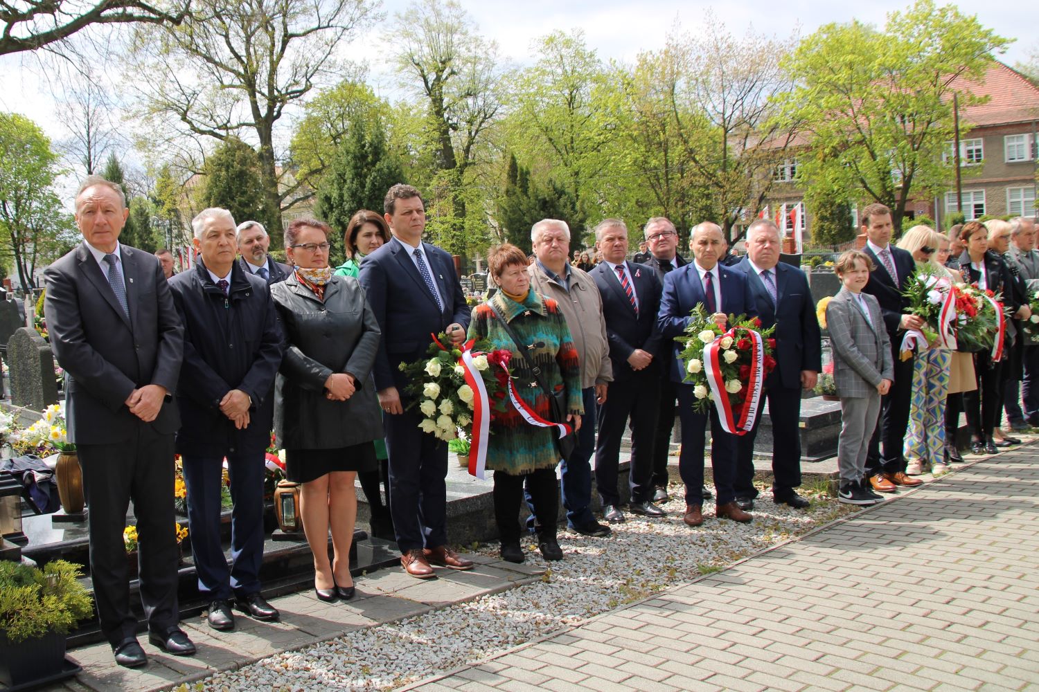 Obchody Święta Konstytucji 3 Maja przy Pomniku Powstańców Śląskich na cmentarzu komunalnym w Oleśnie
