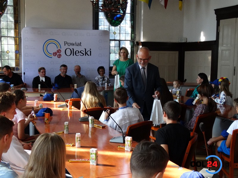 Dzieci z Ukrainy z wizytą w Starostwie Powiatowym w Oleśnie
