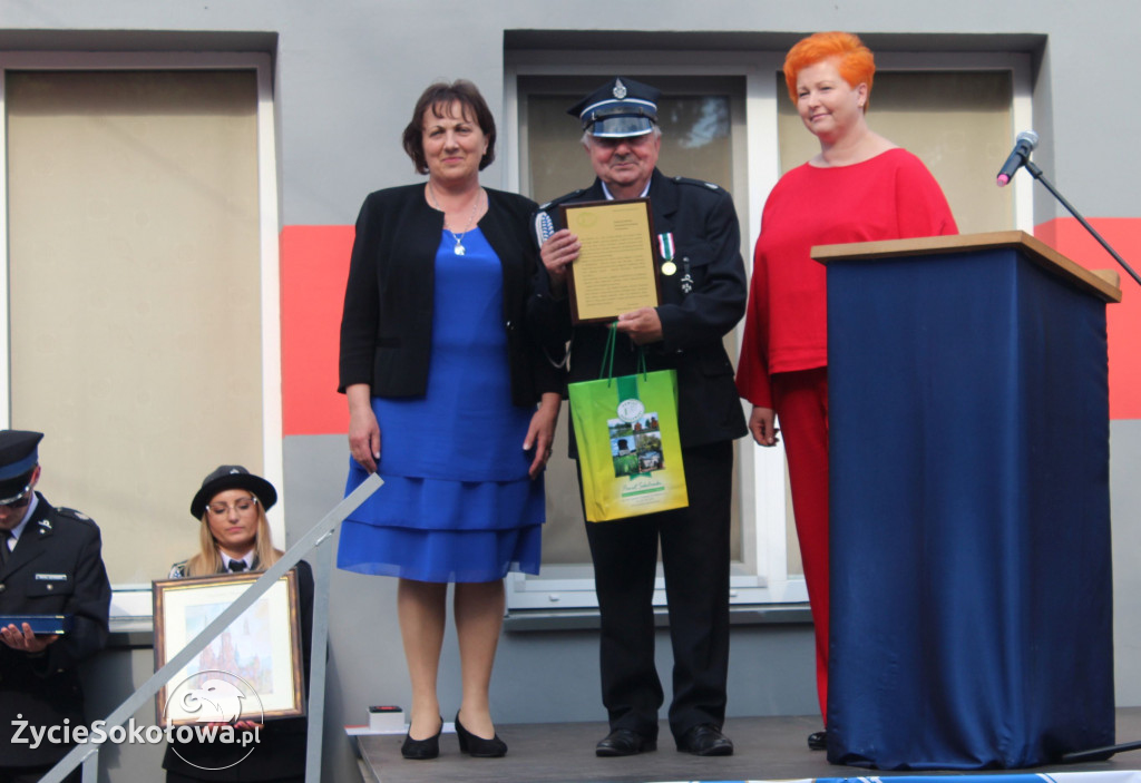Starosta Elżbieta Sadowska oraz radna powiatowa Urszula Krzymowska wręczyły na scenie pamiątkowy dyplom prezesowi OSP Chruszczewka