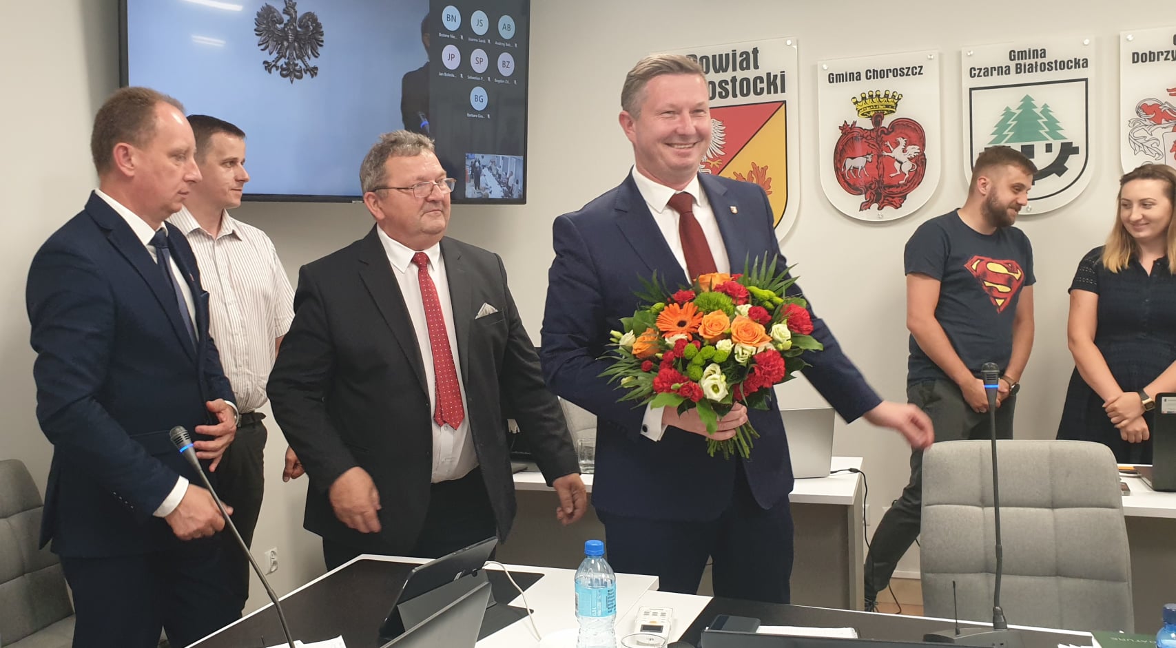 XLV Sesja Rady Powiatu Białostockiego - kwiaty po uzyskaniu absolutorium za wykonanie budżetu w 2020 r.
