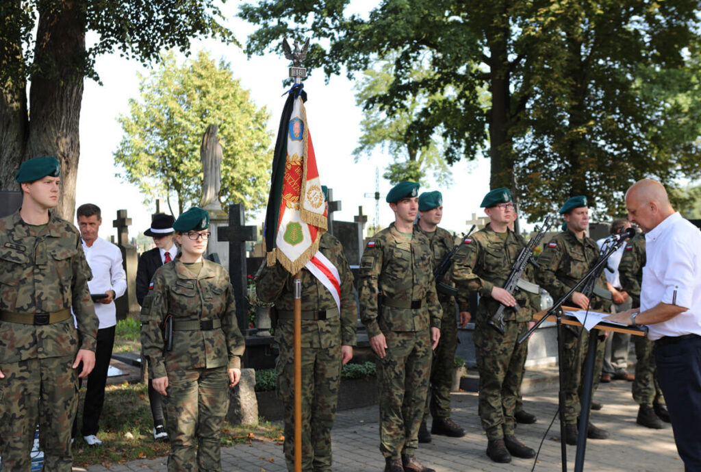 Żołnierze na cmentarzu w Brańszczyku.