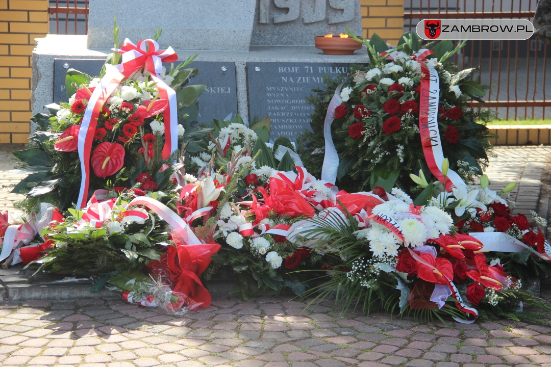 okolicznościowe wiązanki kwiatow i wieńce leżace przy pomiku poległych żołnierzy 71. Pułku Piechoty