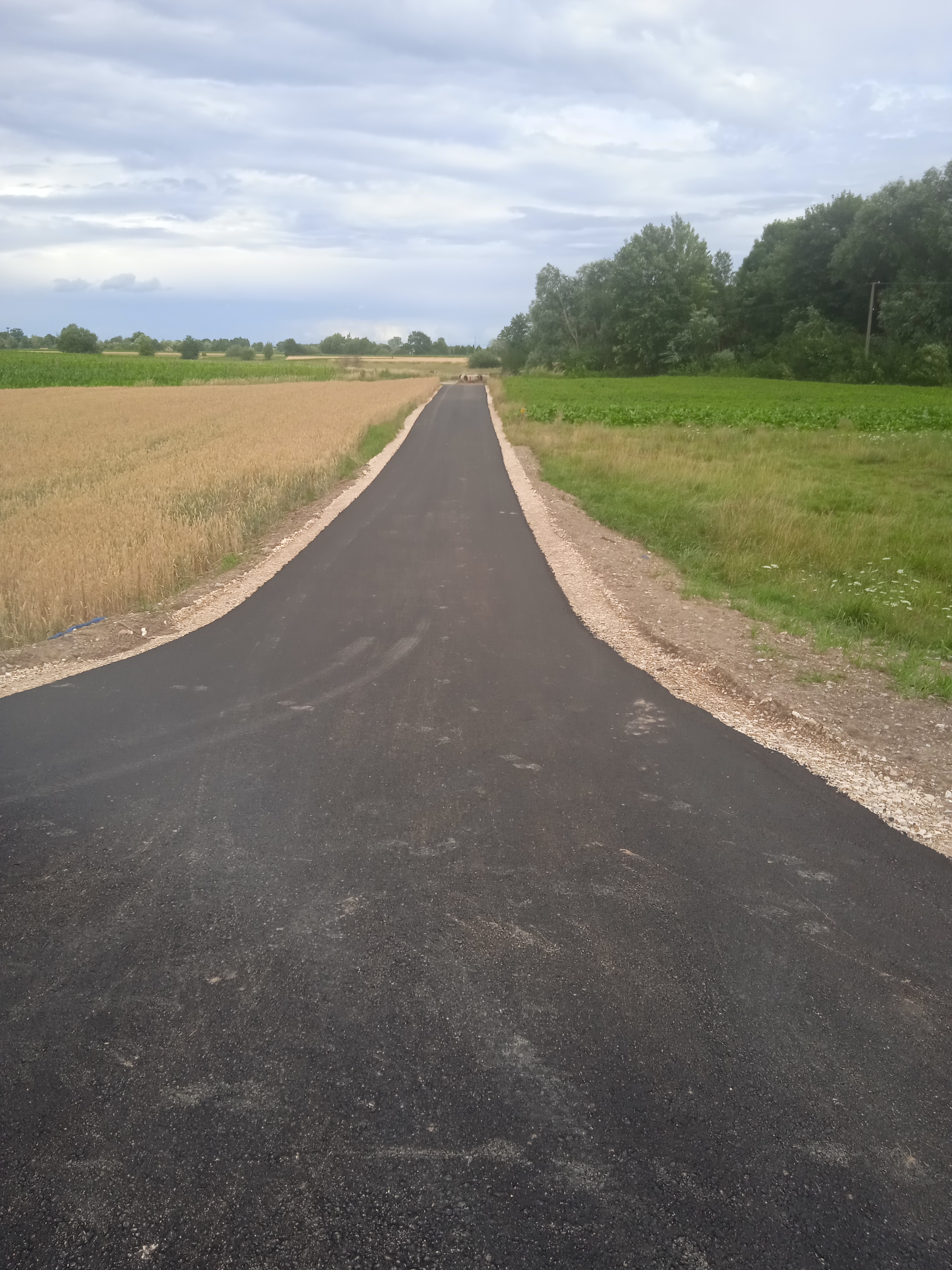 Zdjęcie przedstawia drogę wyremontowaną w ramach dofinansowania z Polskiego Ładu edycja 1