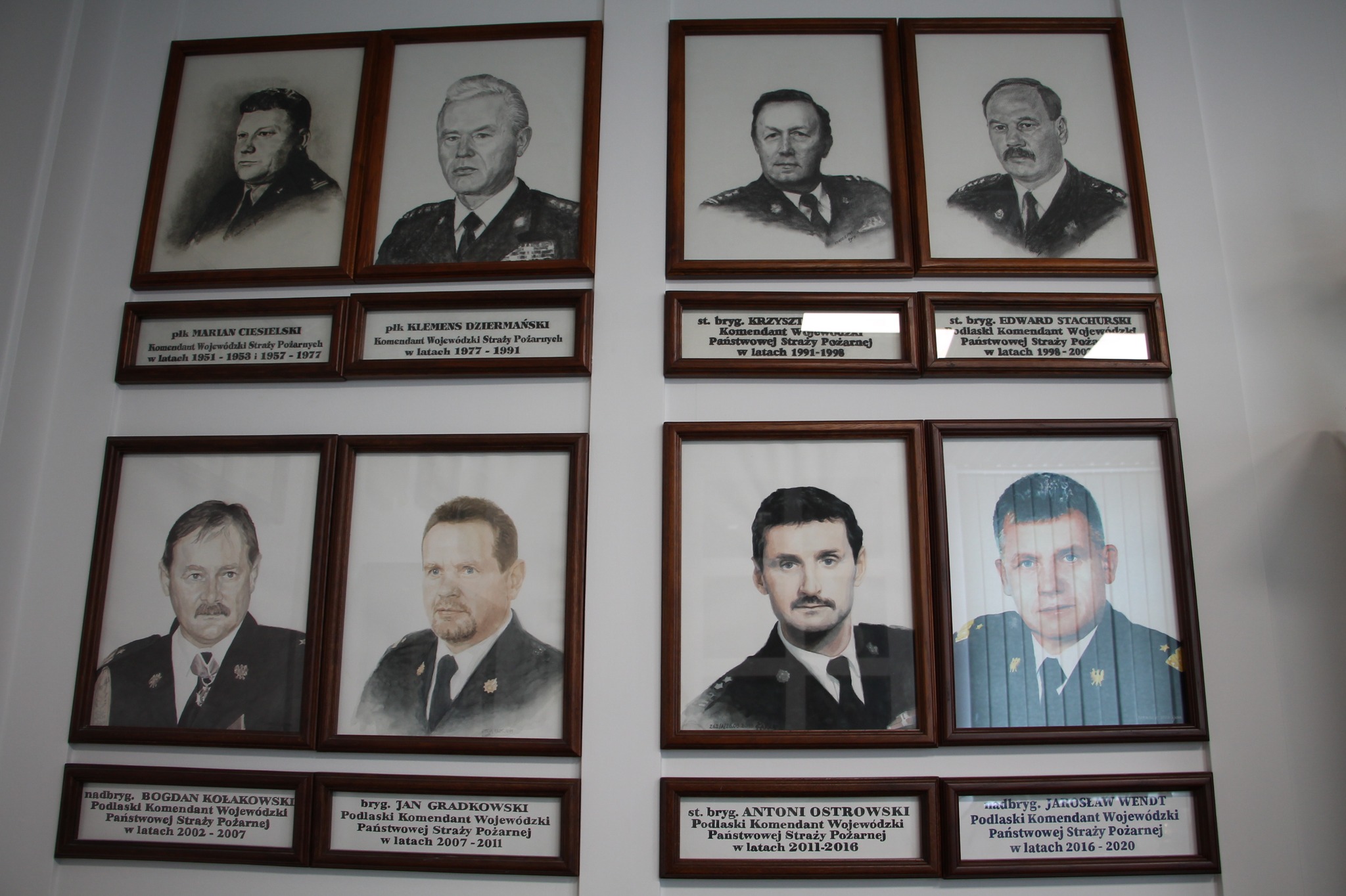 Wizerunki byłych komendantów PSP na ścianie gabinetu komendanta. Wśród nich był Jan Gradkowski - obecnie prezes OSP Powiatu Białostockiego .
