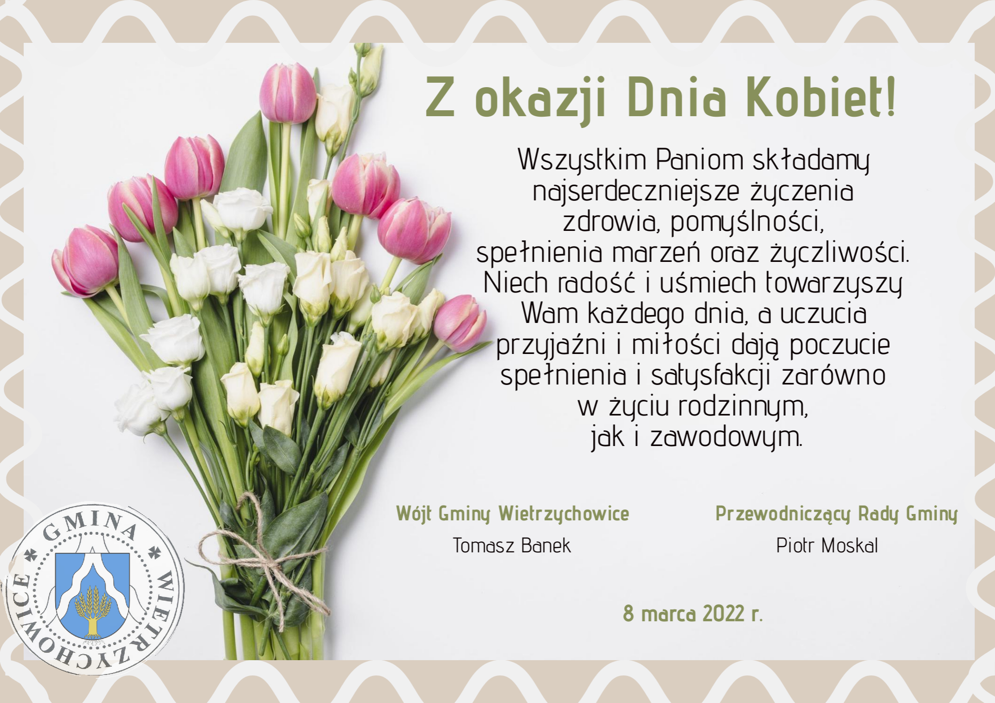 bukiet różowych tulipanów białych róż, po lewej stronie bukietu w dolnym rogu logo gminy Wietrzychowice. Po prawej stronie na jasnym tle życzenia.