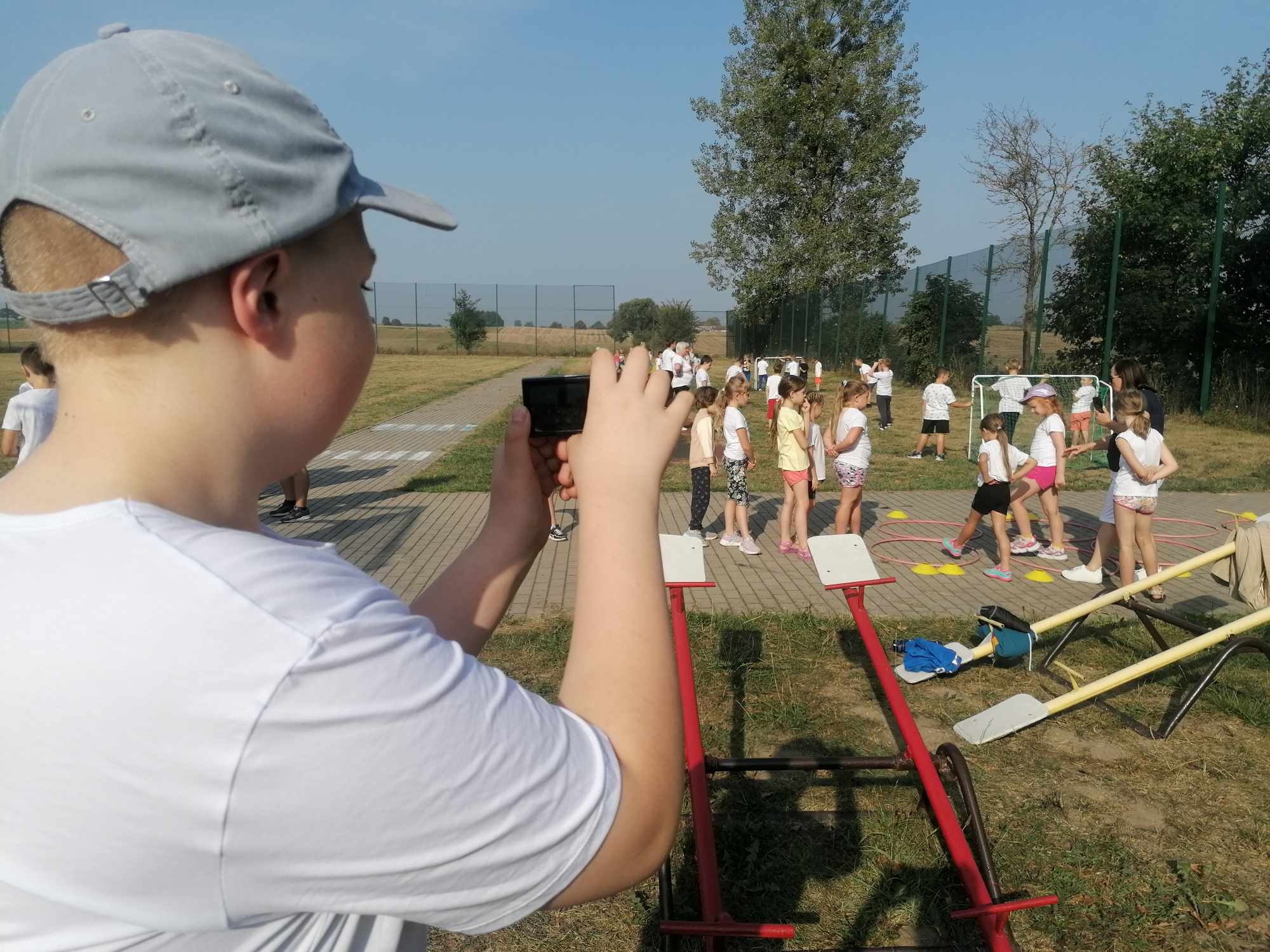 Uczeń wykonujący zdjęciem aparatem cyfrowym.