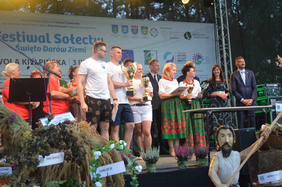 Zdjęcie przedstawia sołectwo Nowe Wypychy odbierających nagrody i puchary.