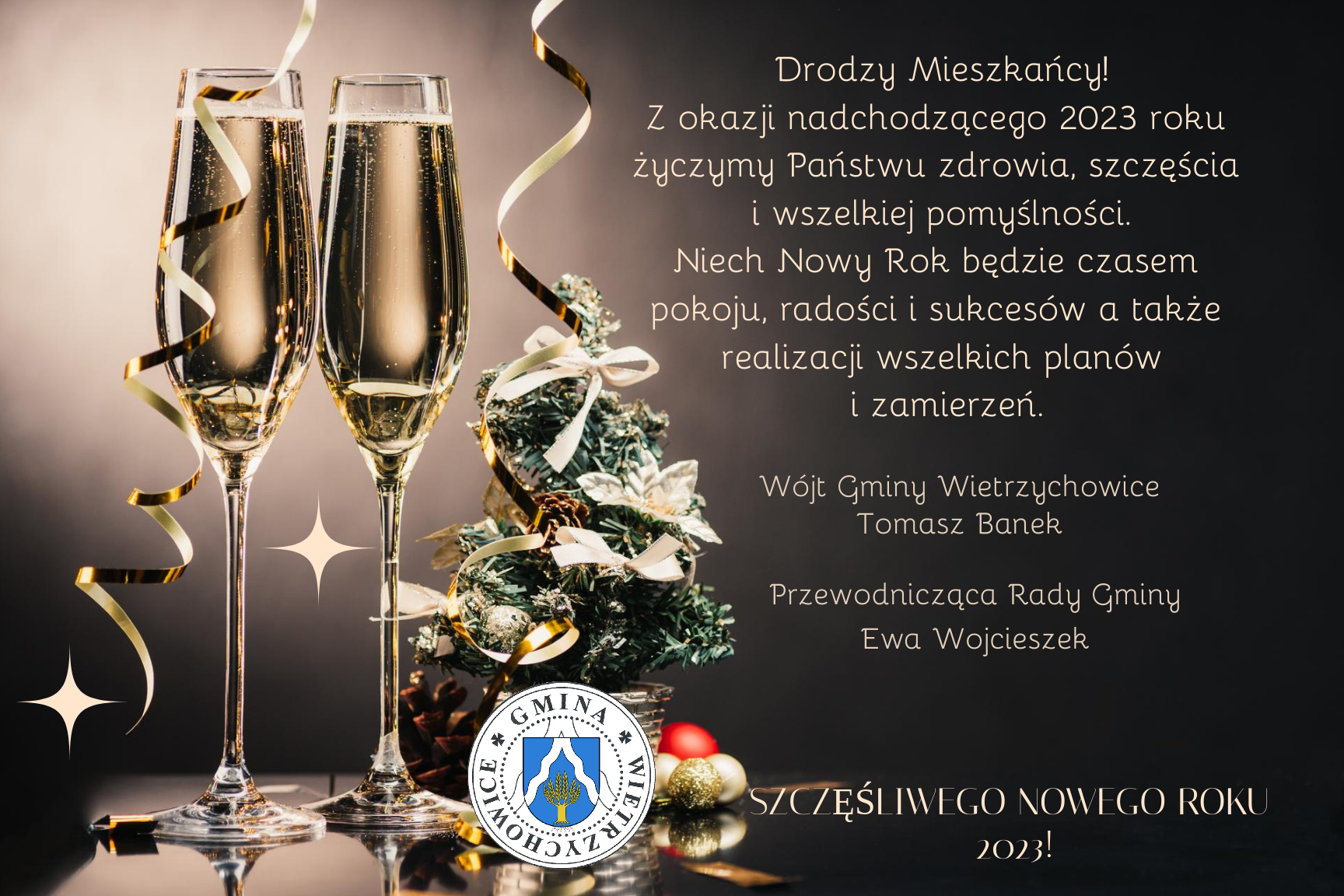 grafika przedstawia na ciemnym tle z lewej strony dwa kieliszki do szampana, małą choinkę oraz logo z herbem gminy Wietrzychowice. Z prawej strony tekst życzeń.