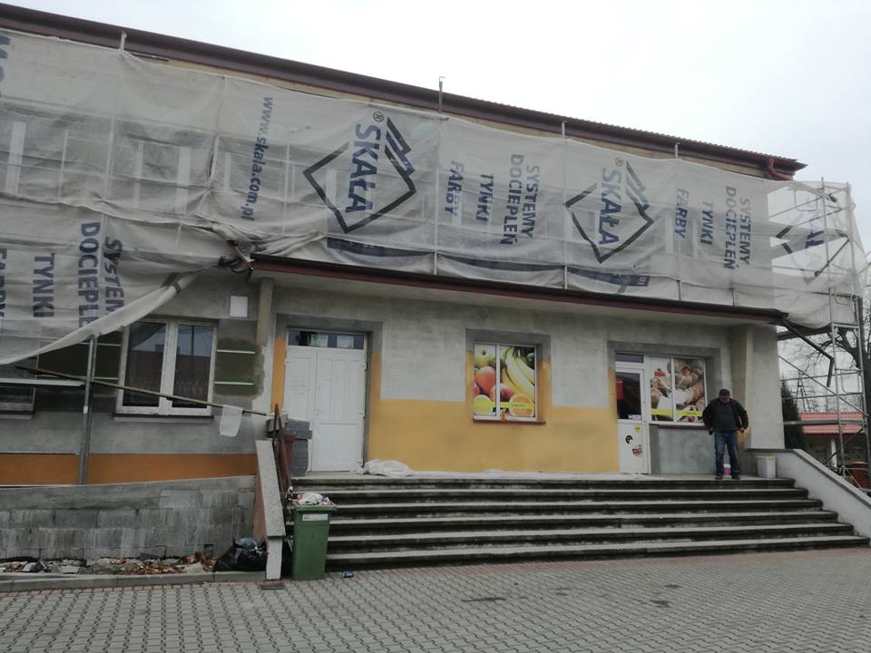 Widok frontowej części budynku Domu Ludowego w Jadownikach Mokrych w trakcie zabezpieczenia budynku do dalszych prac. 