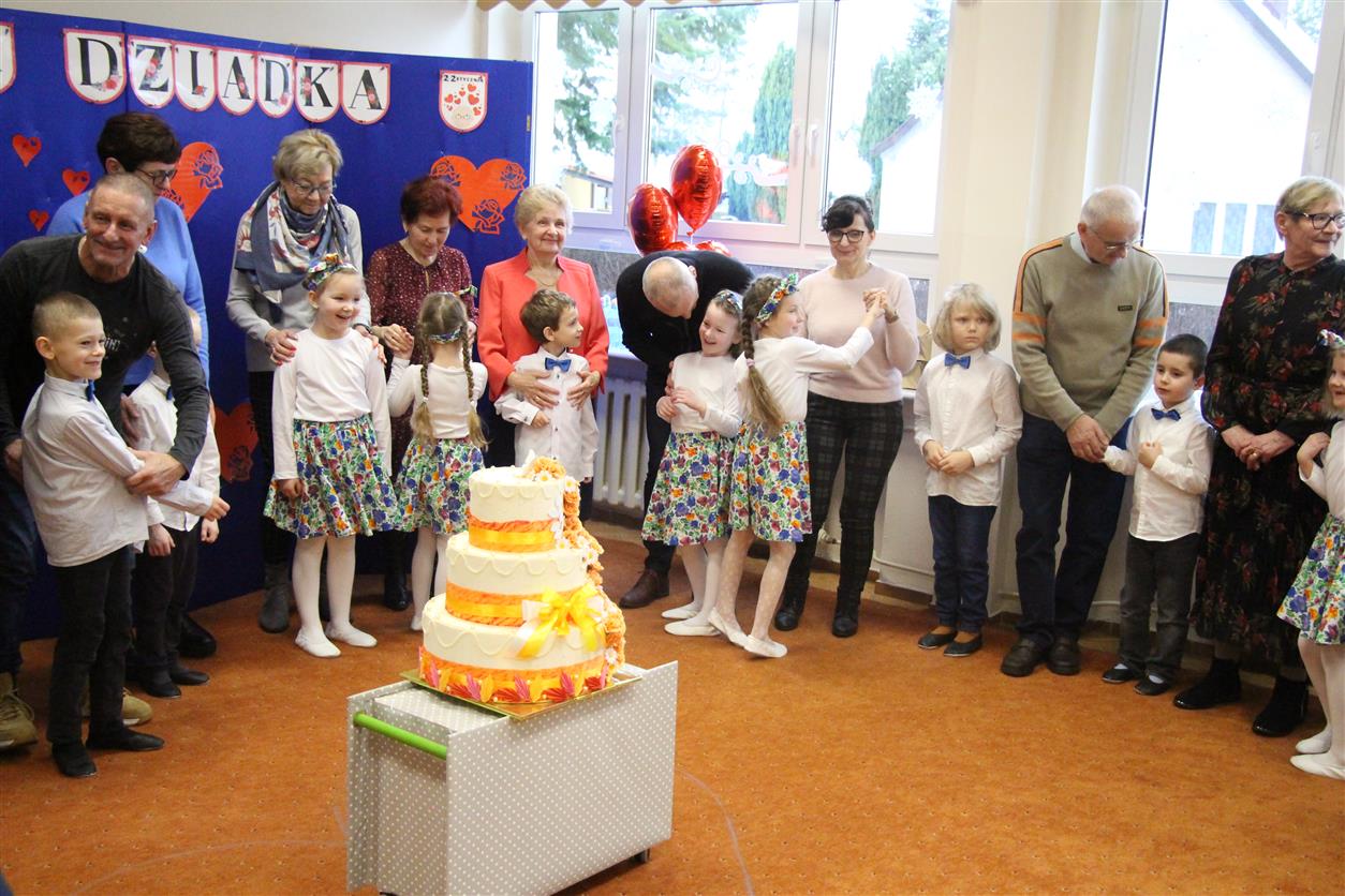 Uczestnicy uroczystości z okazji Dnia Babci w przedszkolu Wesoły Smyk 