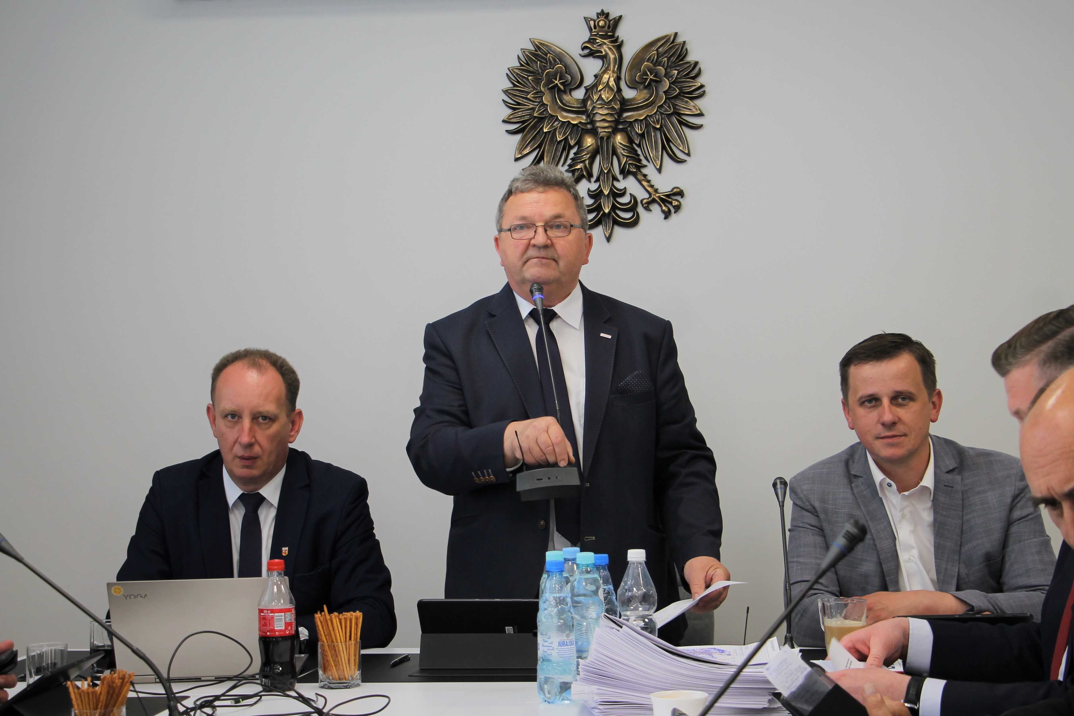 przewodniczący Rady Powiatu Zenon Żukowski wraz z wiceprzewodniczącymi