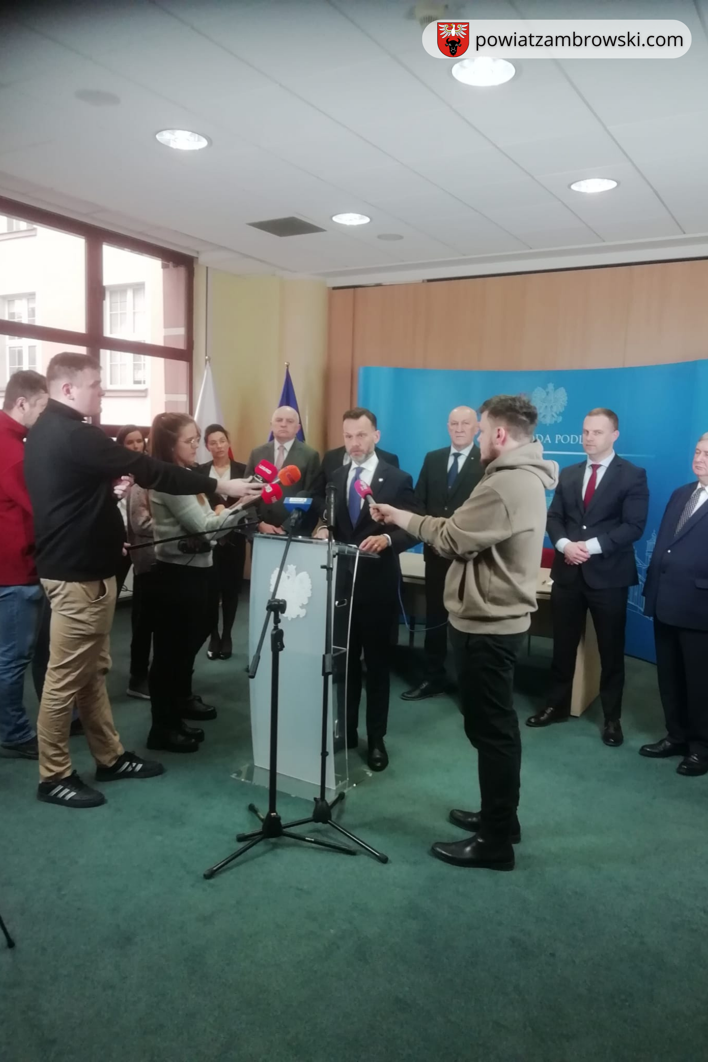 grupowe zdjęcie podczas konferencji prasowej w Podlaskim Urzędzie Wojewódzkim 
