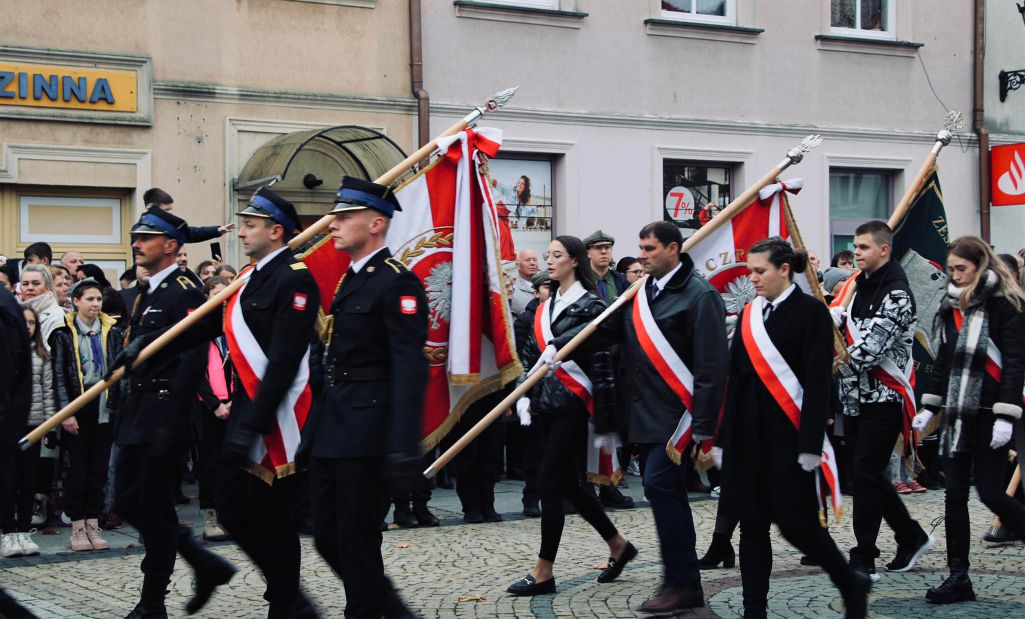 Poczet sztandarowy Starostwa Powiatowego w Polkowicach podczas obchodów święta niepodległości