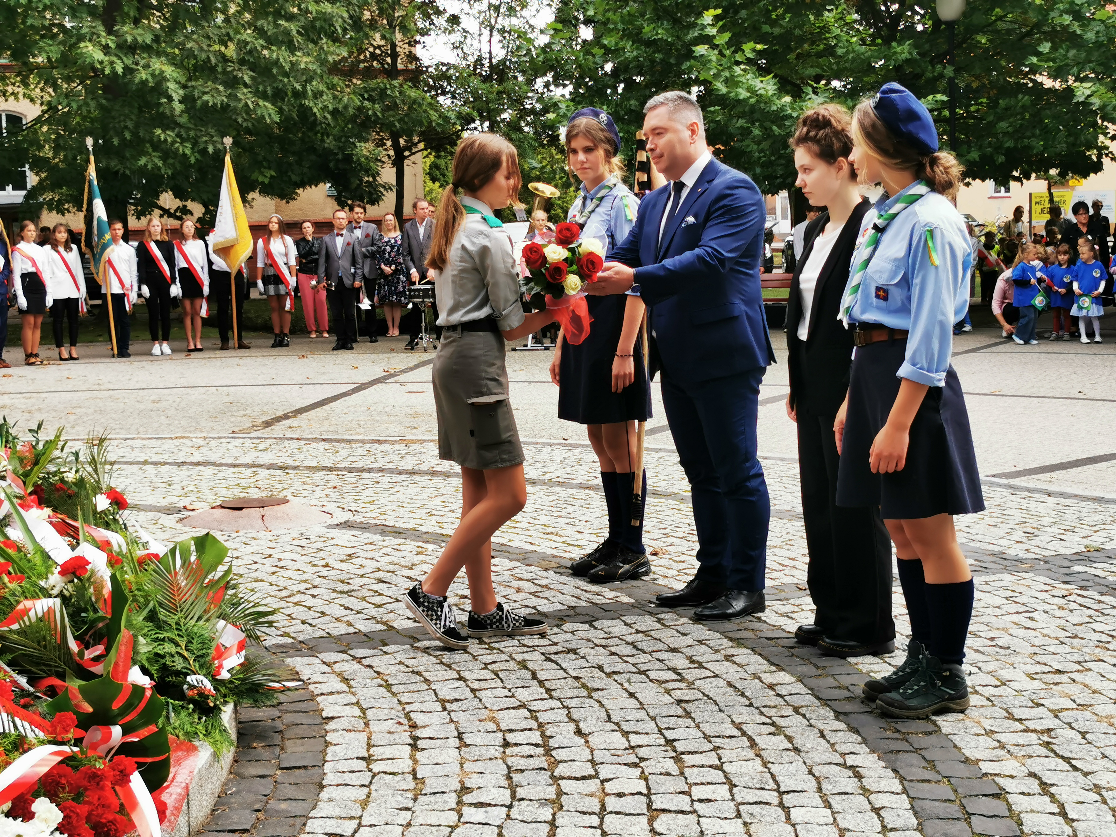 Delegacje biorące udział w uroczystości z okazji rocznicy wybuchu II wojny światowej 