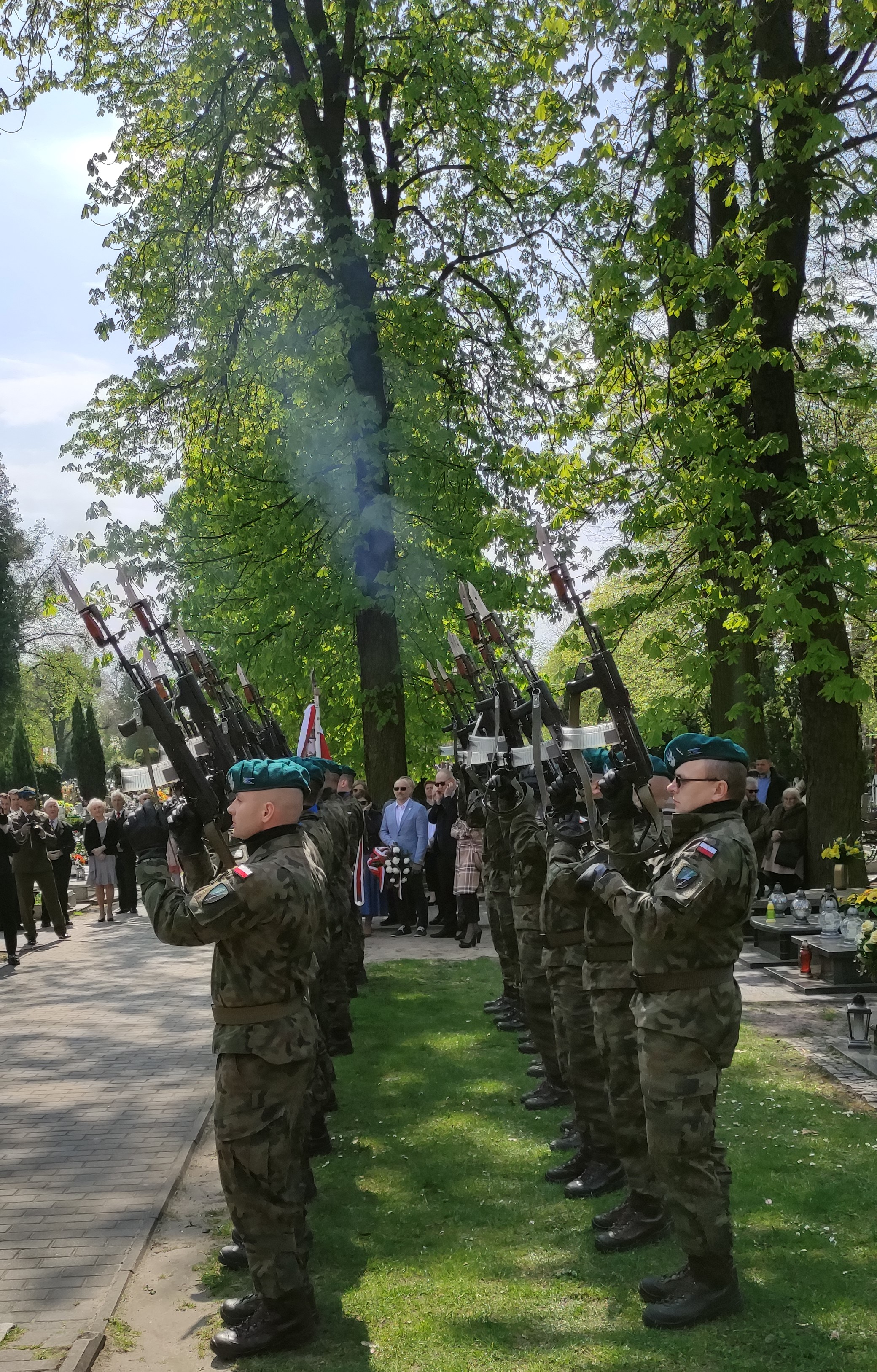 Obchody Święta Konstytucji 3 Maja przy pomniku Lotników Polskich na cmentarzu komunalnym