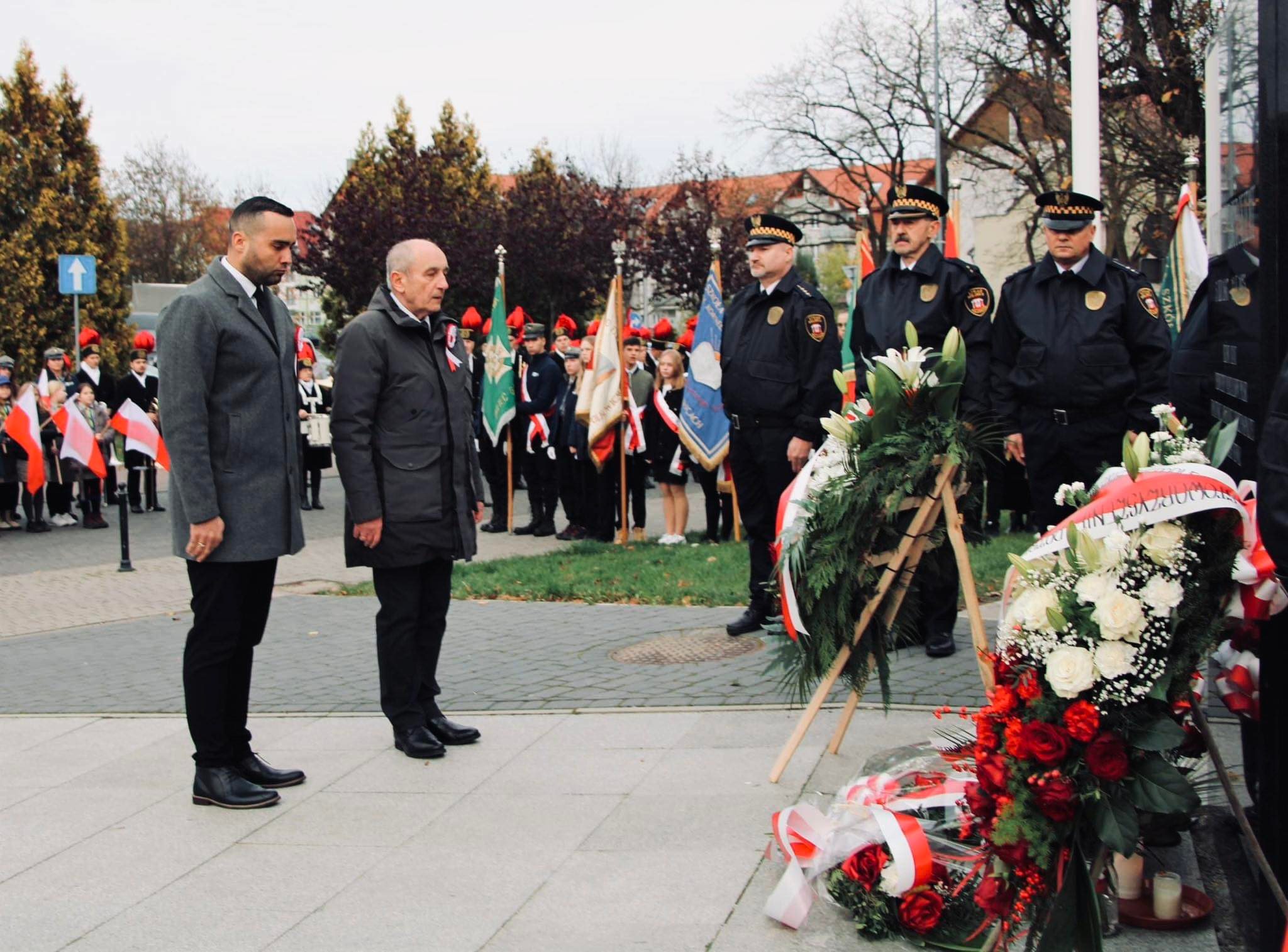 władze powiatu polkowickiego składają kwiaty pod pomnikiem w Polkowicach z okazji święta niepodległości