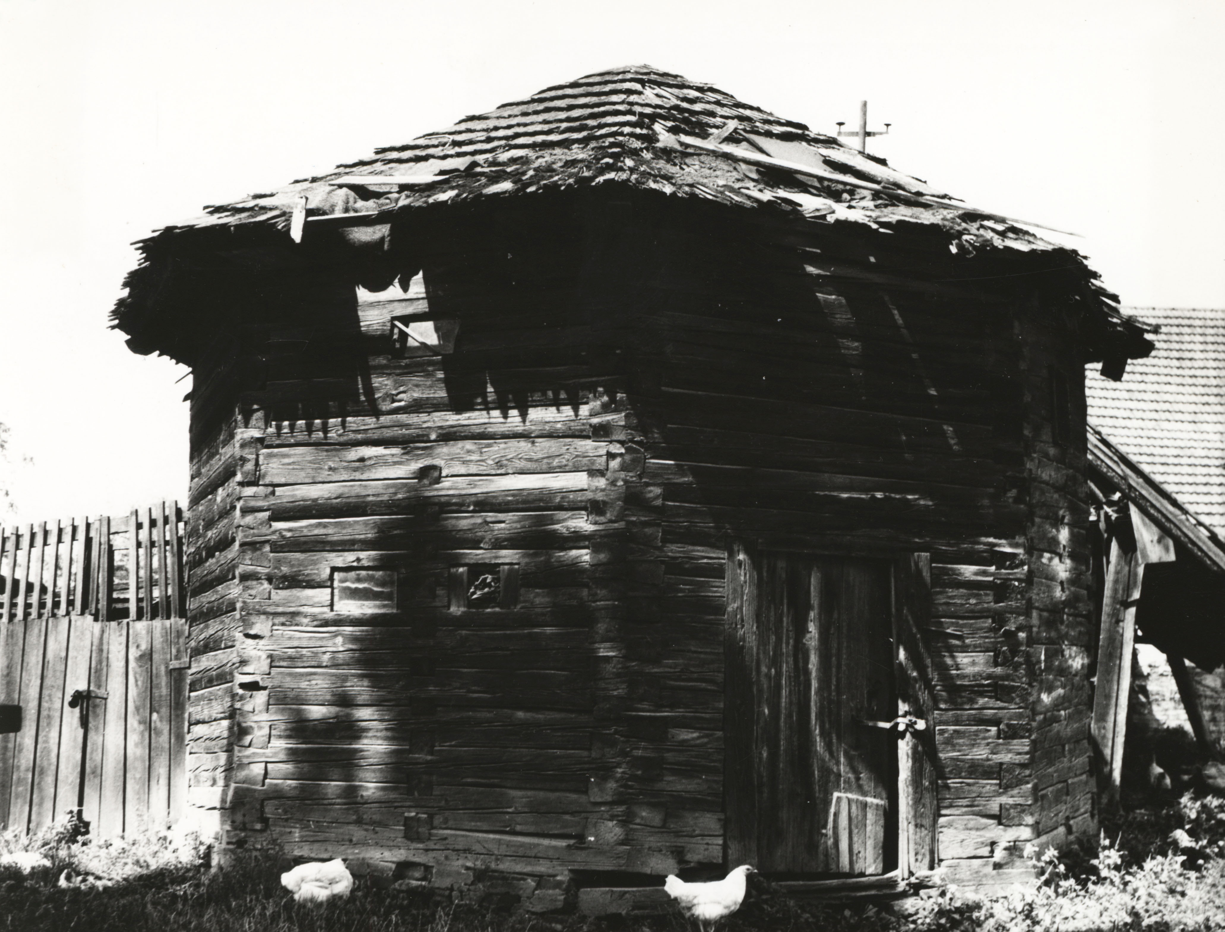 Zabytkowy spichlerz w XVIII-XIX wieku, lipiec 1967, fot. Józef Staniszewski