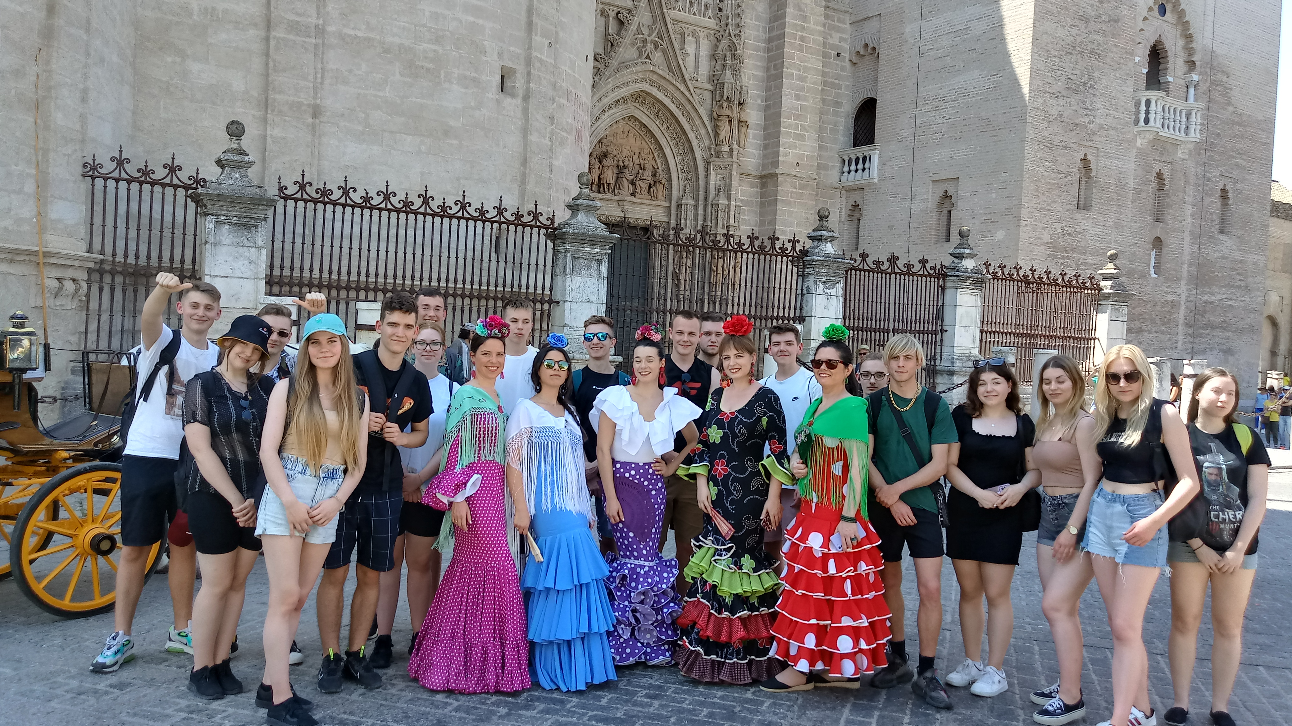 Grupa uczniów Zespołu Szkół w Chocianowie pozuje do zdjęcia z Hiszpankami ubranymi w tradycyjne hiszpańskie kolorowe stroje 