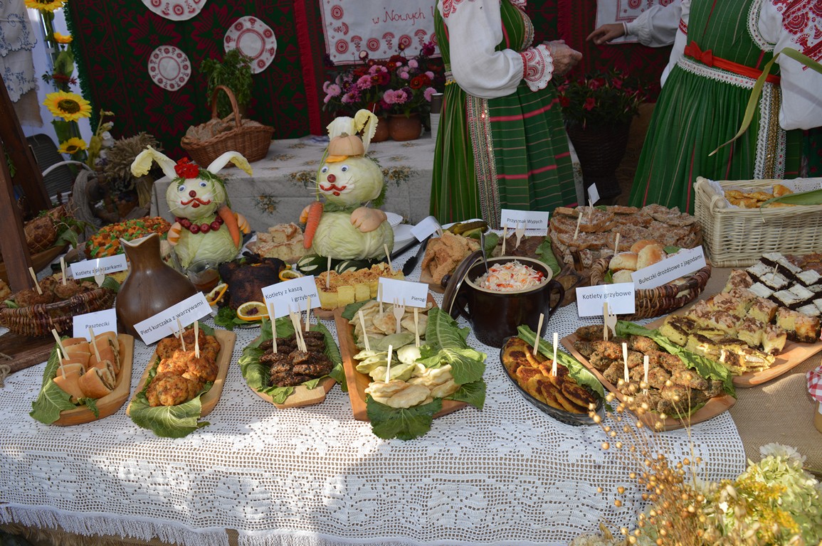 Zdjęcie przedstawia smakołyki przygotowane przez sołectwo Nowe Wypychy.