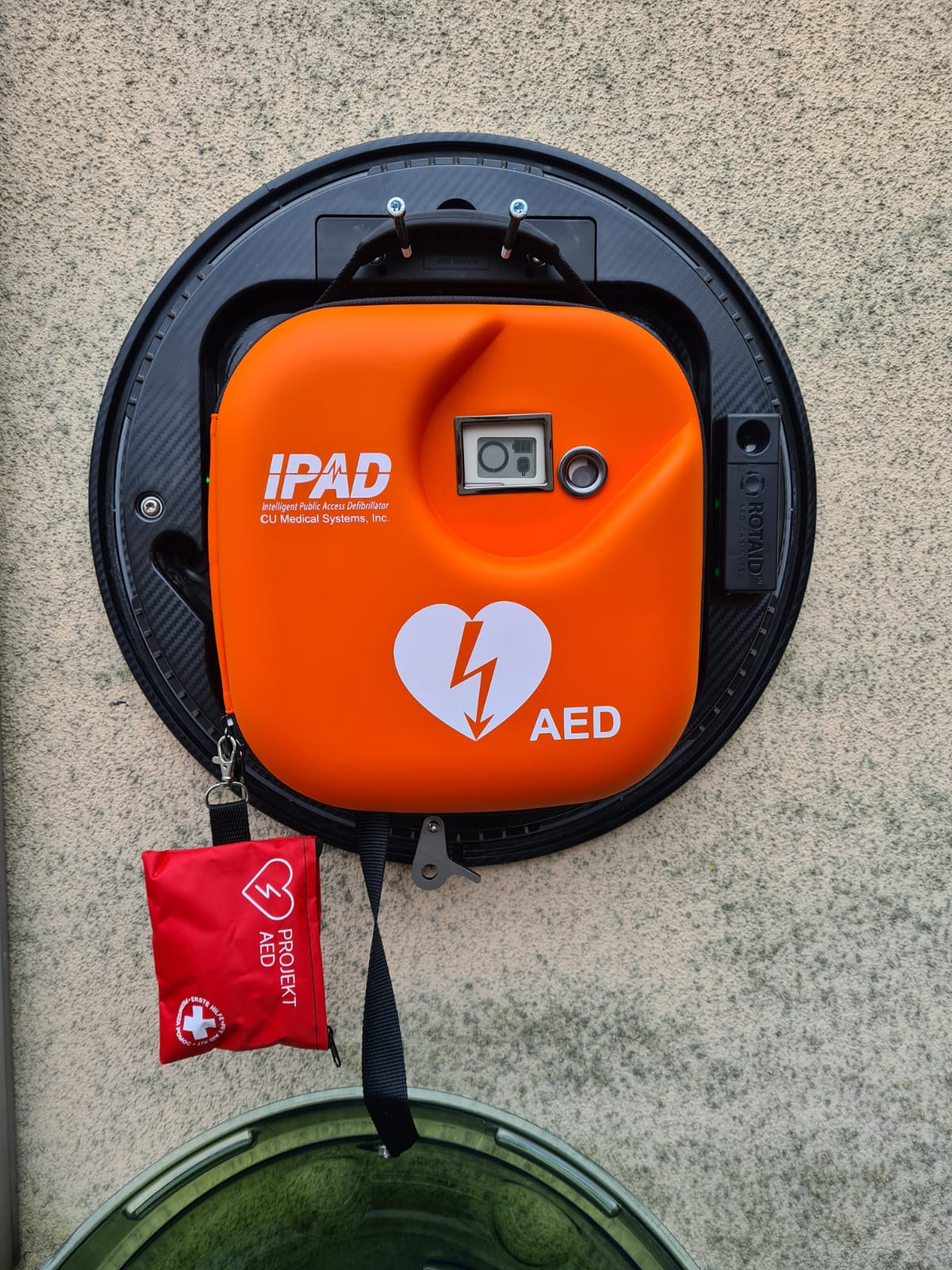 Defibrylator AED na ścianie Urzędu Miejskiego