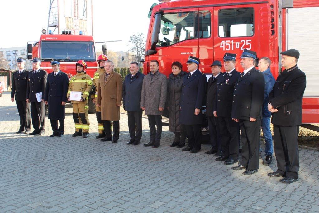 Nowy wóz dla strażaków z dofinansowaniem powiatu ostrowieckiego