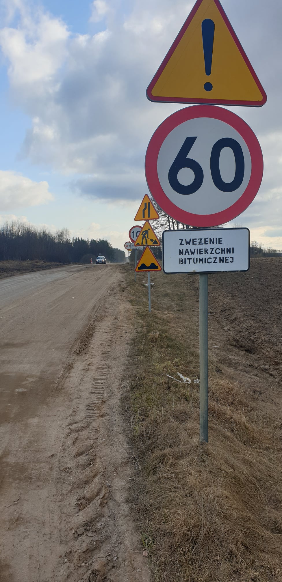 Fragment przebudowywanej drogi powiatowej Niewodnica Nargilewska - Wojszki.

