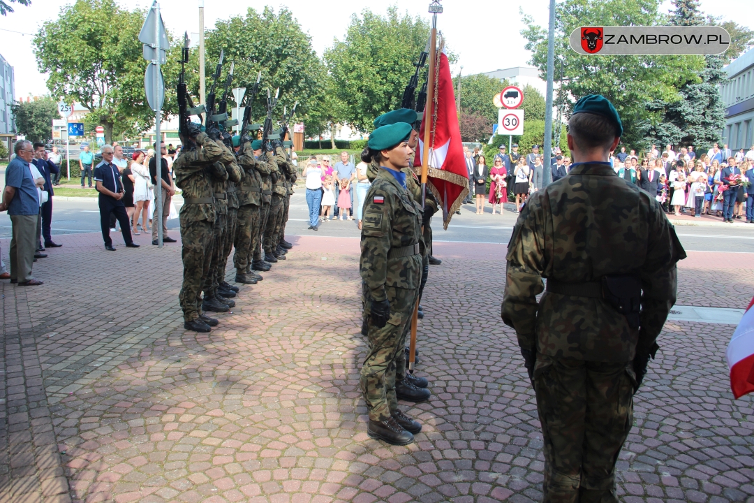Uroczystość 84. rocznicy Bitwy o Zambrów pod pomnikiem poległych żołnierzy 71. Pułku Piechoty