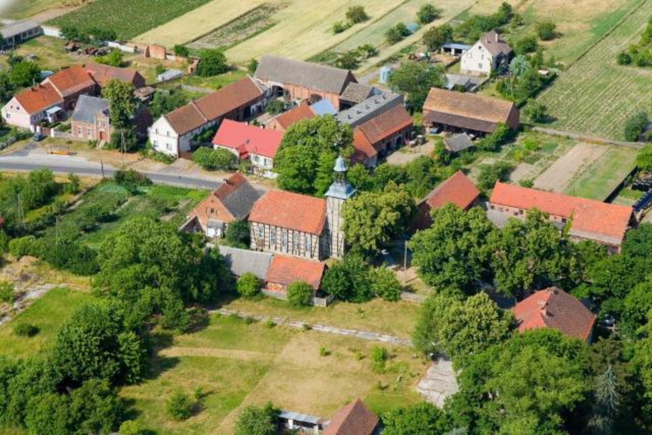 Widok na kościół pw. św. Jadwigi Śląskiej w Rokitnicy