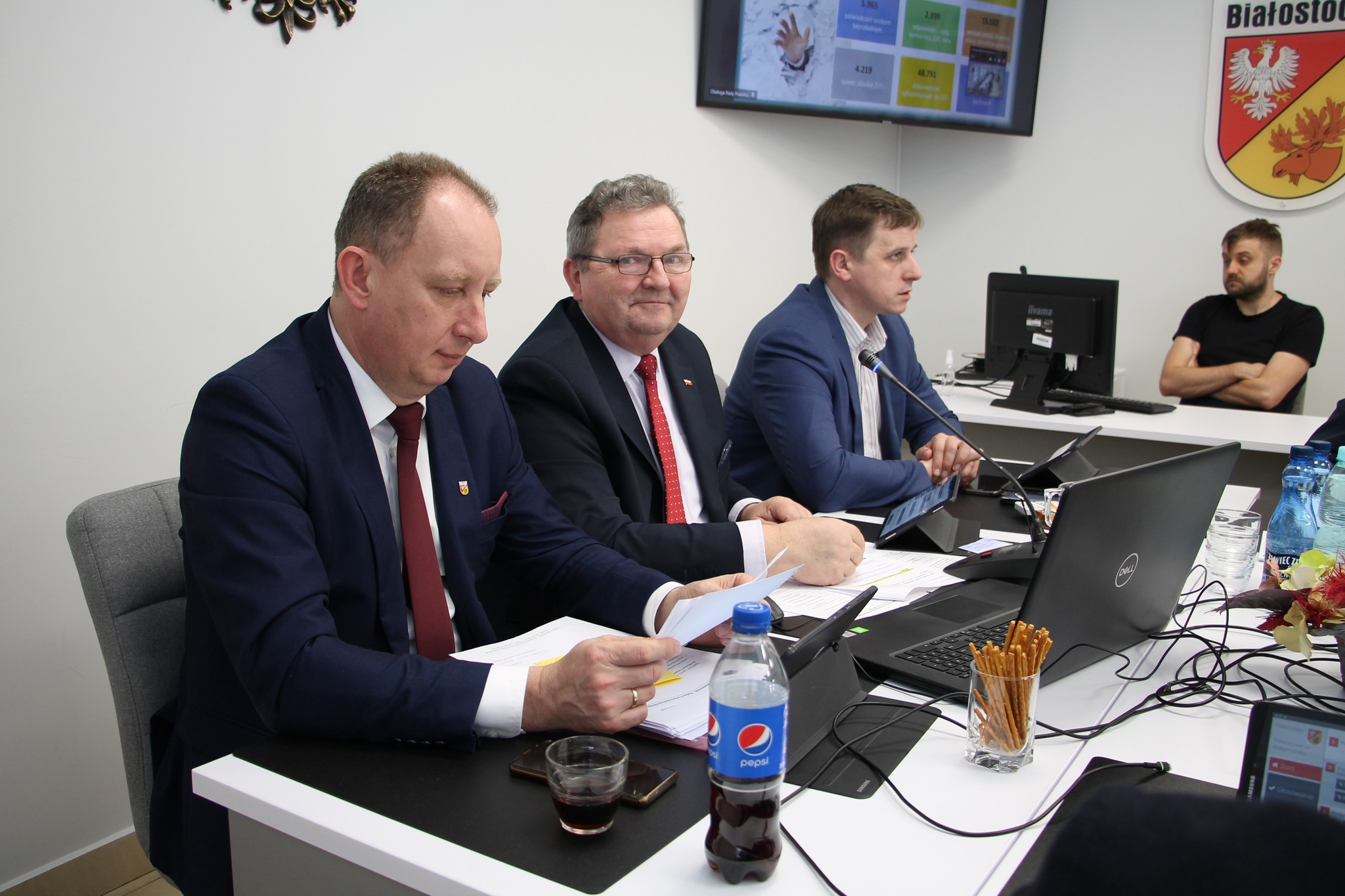 Sesja Rady Powiatu Białostockiego - przewodniczący i dwaj wiceprzewodniczący
