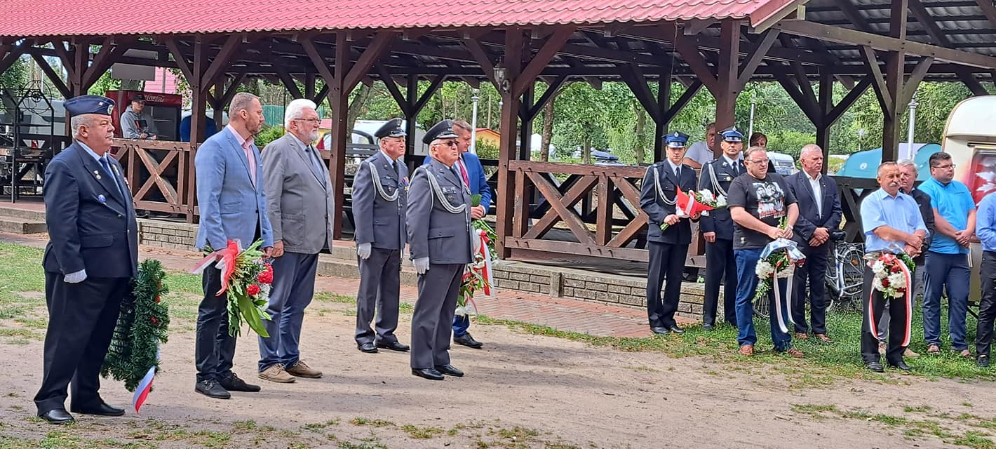 Uroczystość złożenia kwiatów pod pomnikiem upamiętniającym pilotów 103 Pułku Lotnictwa Nadwiślańskich Jednostek Wojskowych MSW