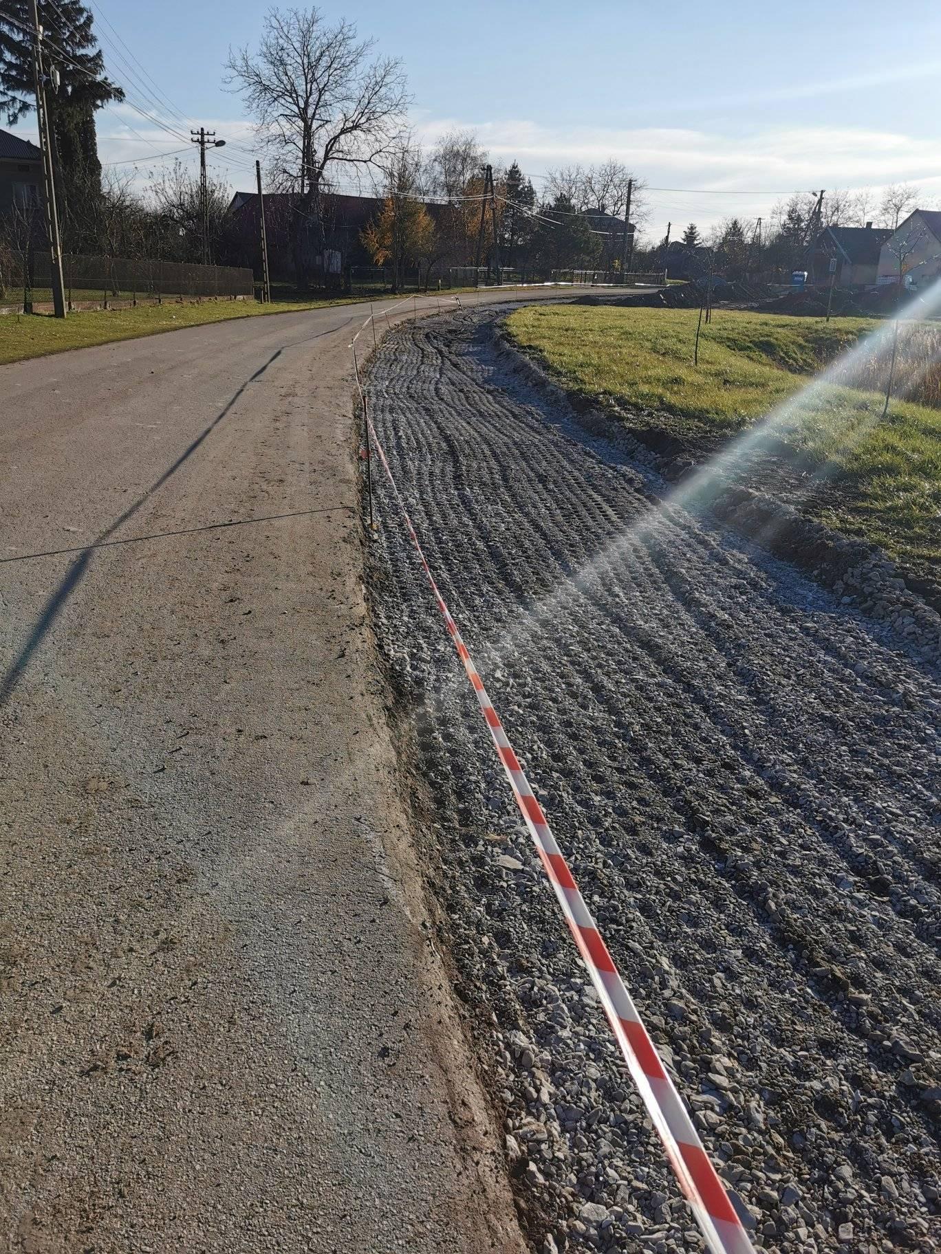 Wytyczenie przebiegu ścieżki rowerowej obok stawu w Miechowicach Małych oraz pierwsze prace ziemne
