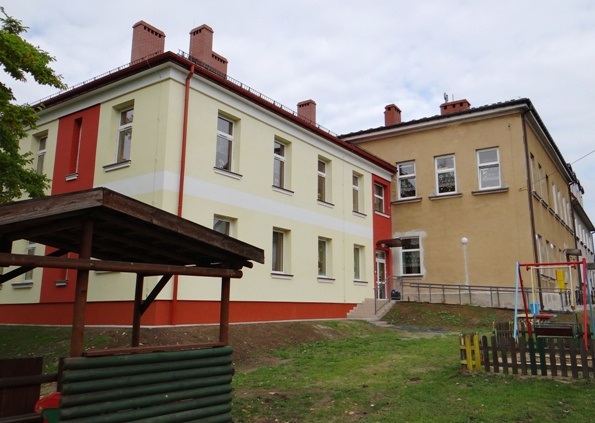 Budowa ukończona. Do starej części przedszkola dobudowano nowy segment. Ściany otynkowane, pomalowane farbą w trzech kolorach. W ogrodzie przed budynkiem drewniana wiata.