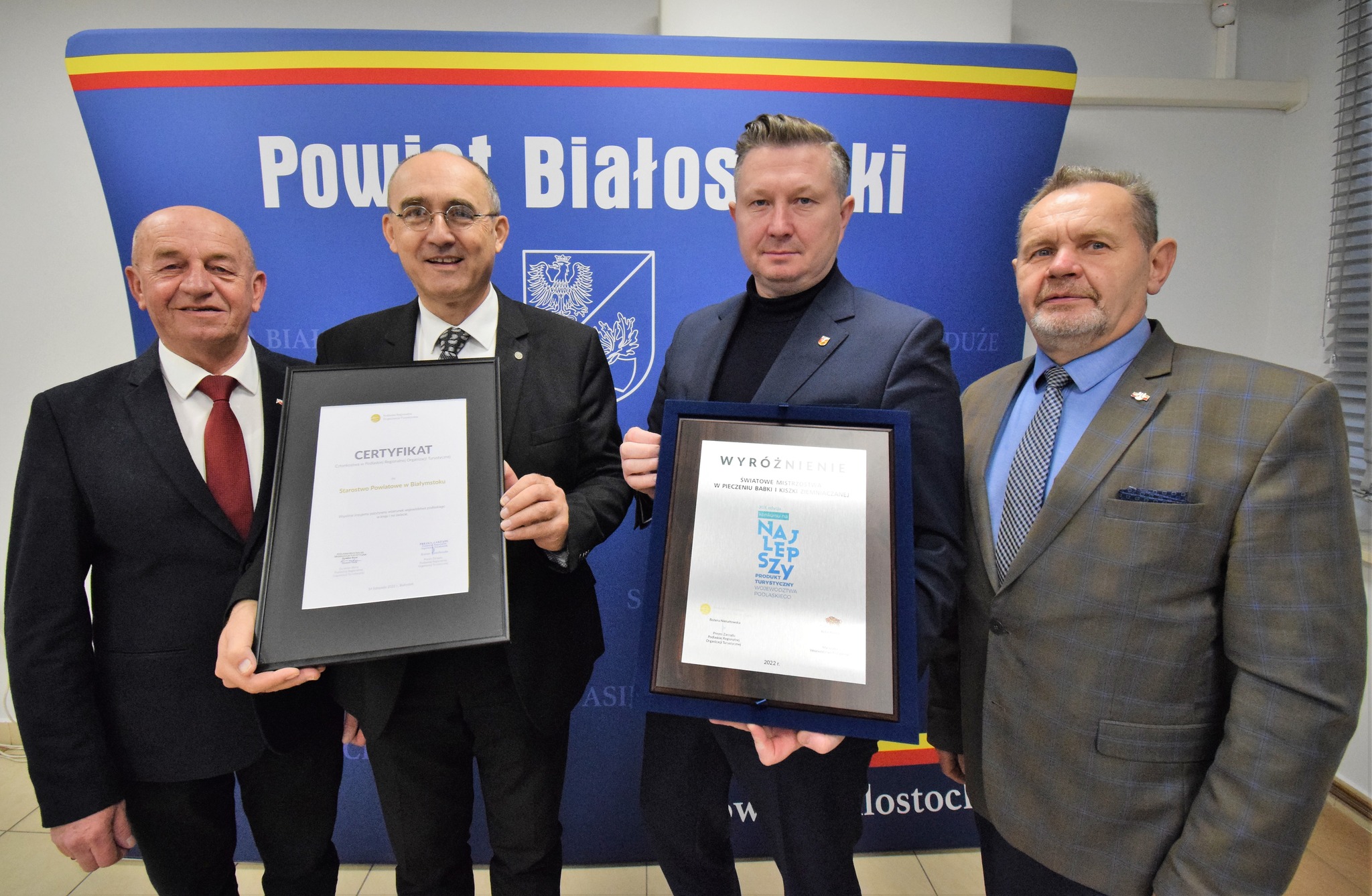 Członkowie Zarządu Powiatu Białostockiego z otrzymanym wyróżnieniem na sali konferencyjnej Starostwa Powiatowego w Białymstoku
