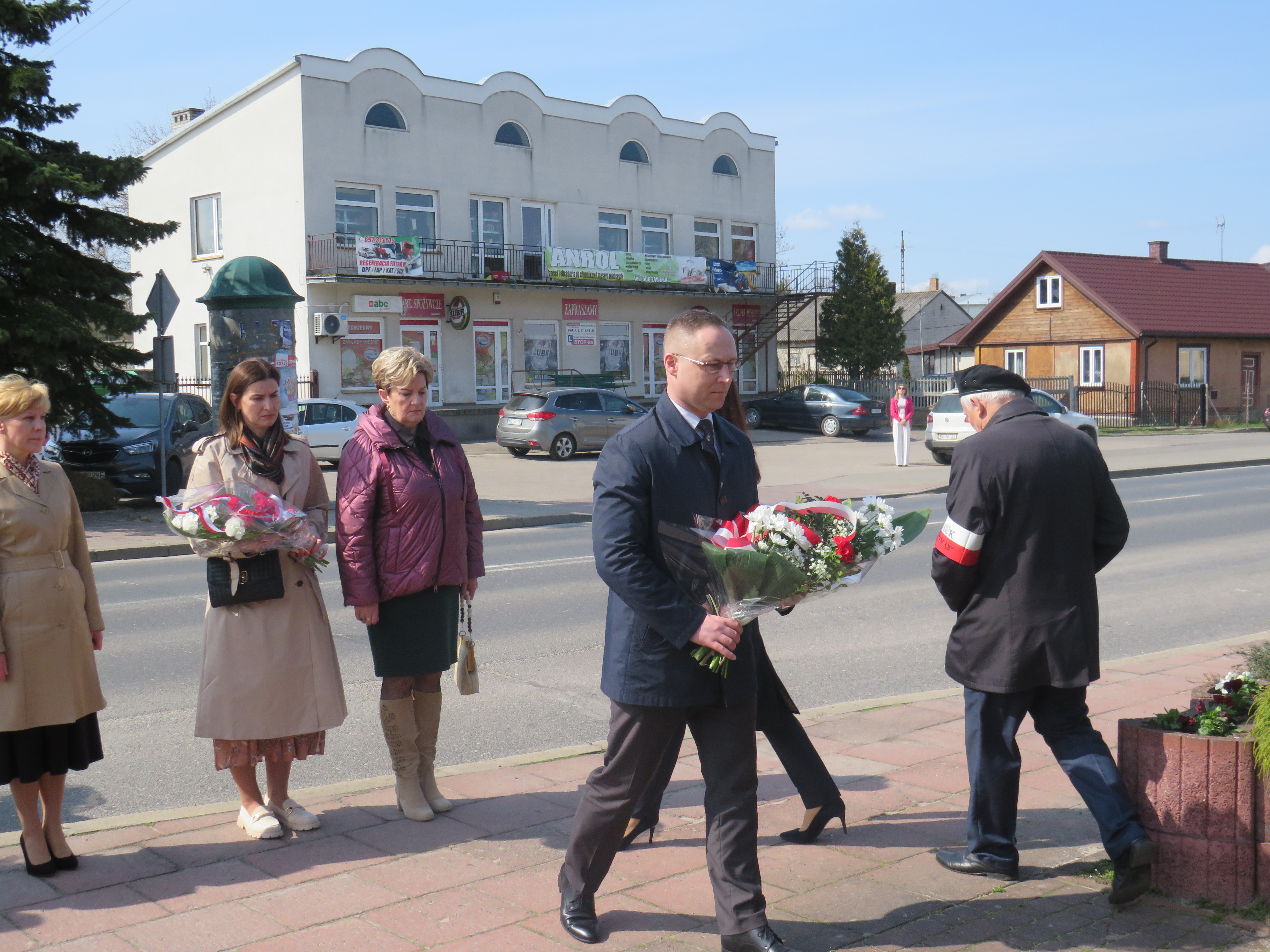 Złożenie kwiatów pod pomnikiem ofiar katastrofy smoleńskiej przez delegacje
