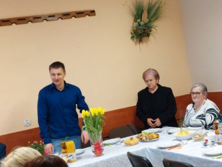 Zastępca Burmistrza Margonina Łukasz Malczewski oraz dwie kobiety za stołem z białym obrusem.