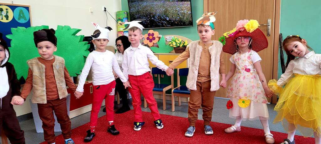 Dzieci z miejskiego przedszkola podczas wiosennego przedstawienia 