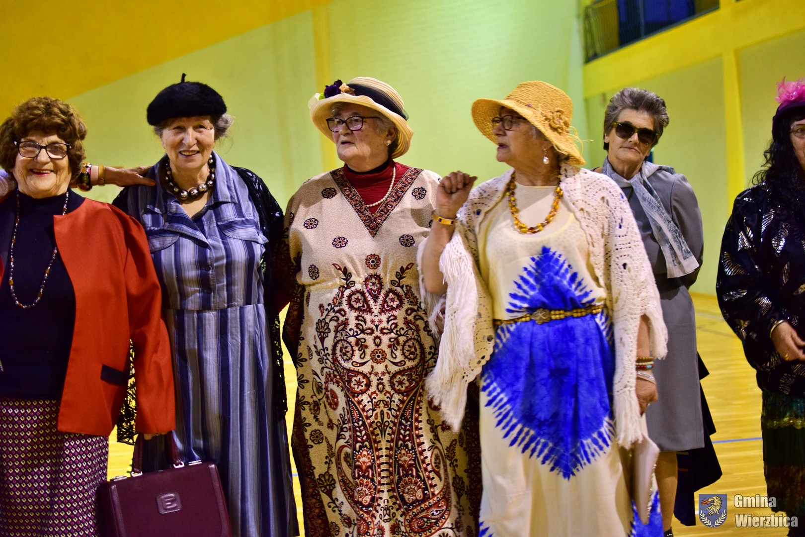 Zdjęcie przedstawia uczestników wydarzenia - Gminnego Dnia Kobiet