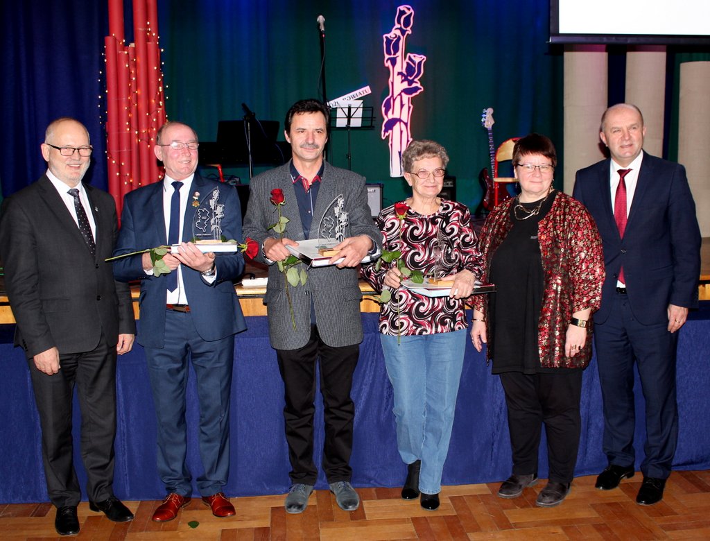 Laureaci Róż Powiatu Oleskiego 2017 z samorządowcami