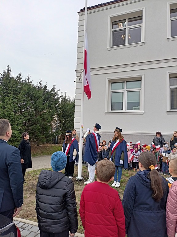 Uroczystość wciągnięcia flagi Polski na maszt