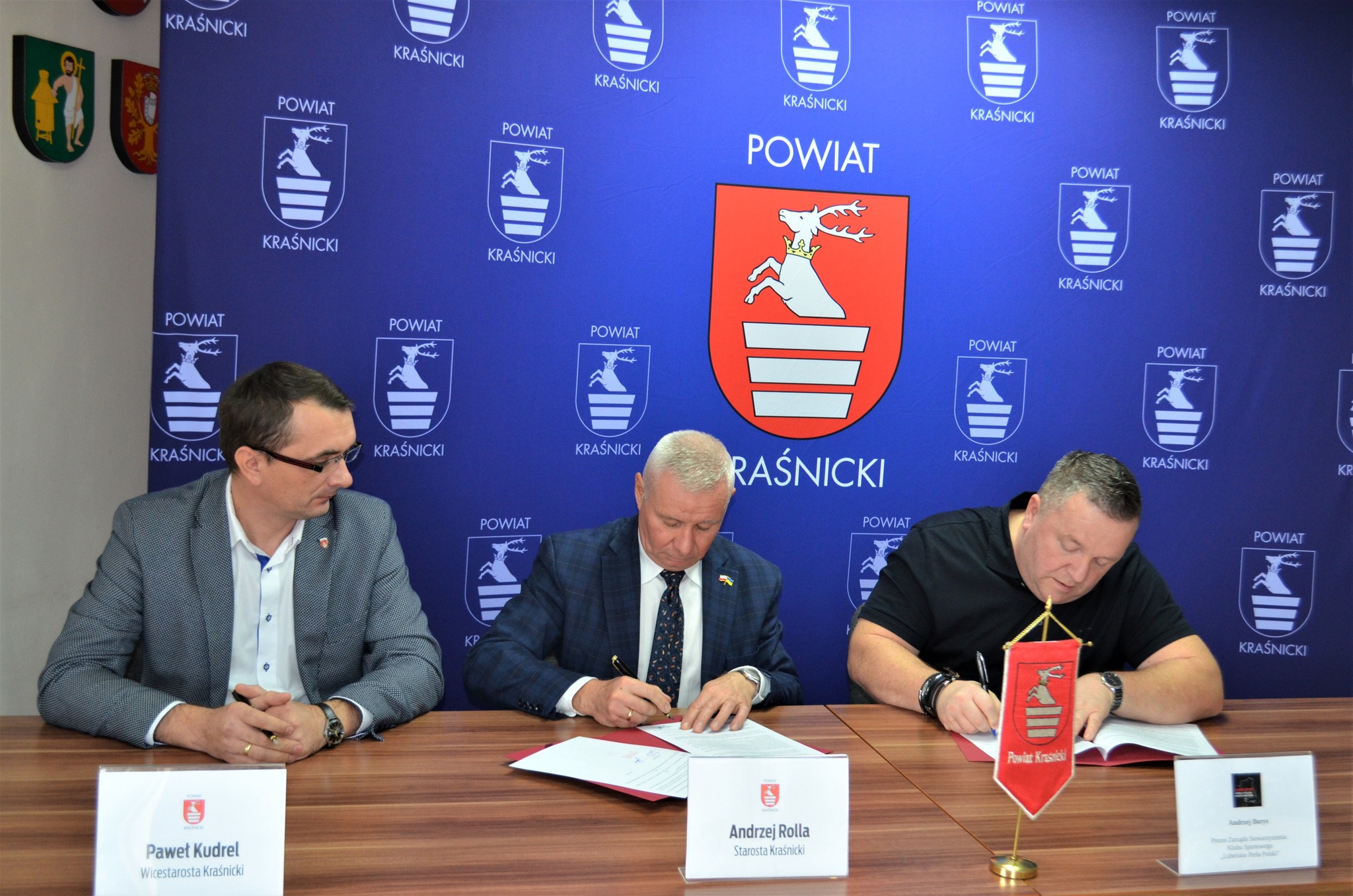 Na zdjęciu od lewej: wicestarosta Paweł Kudrel, starosta Andrzej Rolla oraz prezes Andrzej Boras.