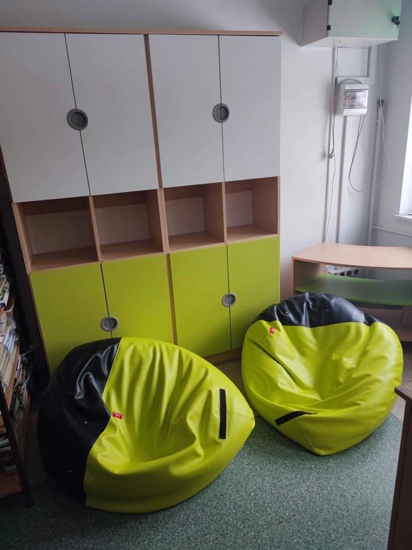 zdjęcie przedstawia fragment pomieszczenia w którym stoją meble i dwa dmuchane fotele.