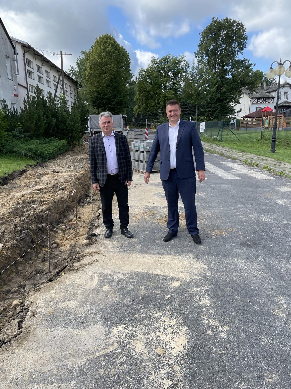 Poseł Marcin Porzucek oraz Burmistrz Janusz Piechocki stoją na drodze prowadzącej do szkoły w Lipinach.