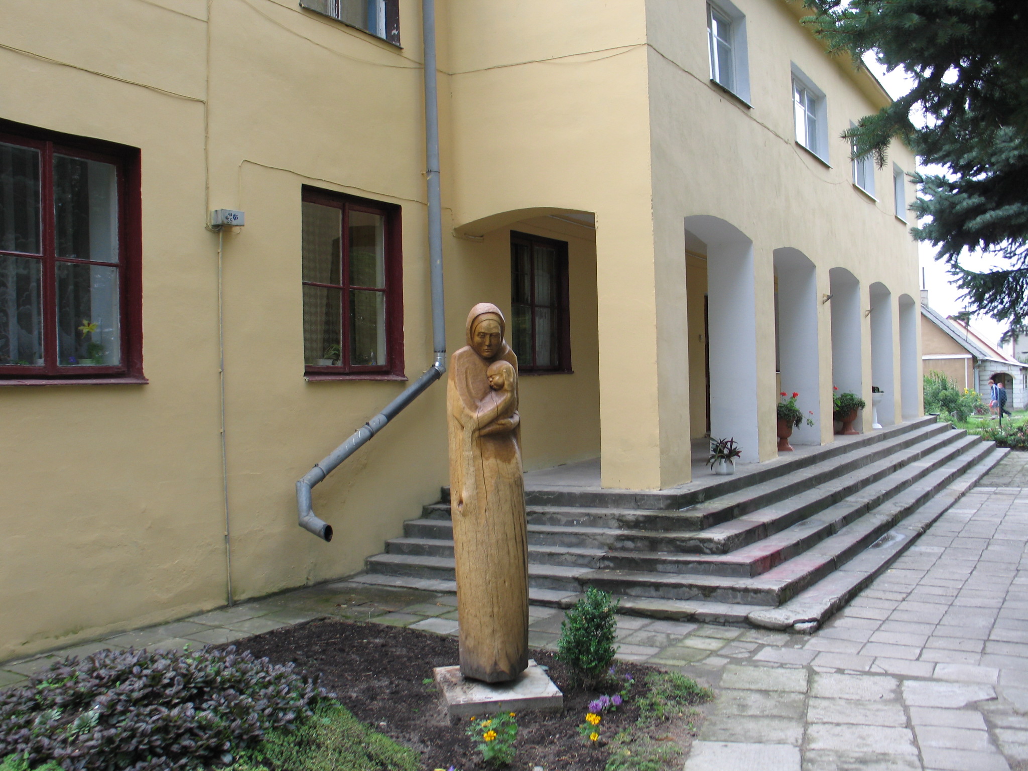 Zdjęcie przedstawia budynek przedszkola w 2007 roku