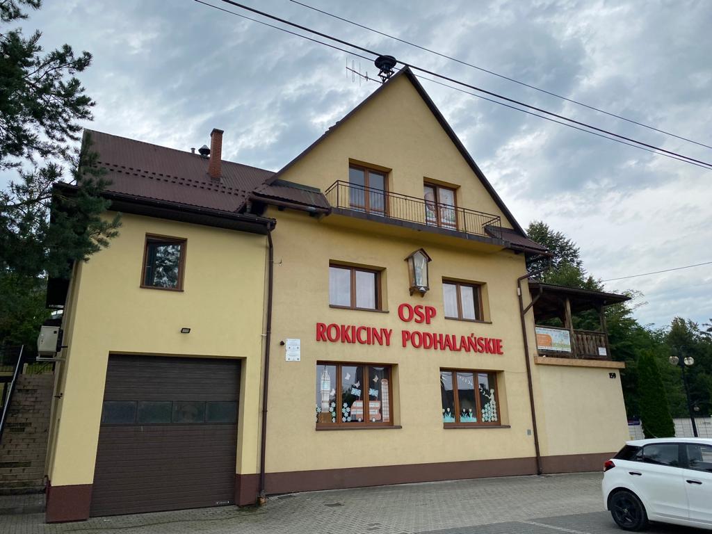 Budynek remizy Ochotniczej Straży Pożarnej w Rokicinach Podhalańskich.