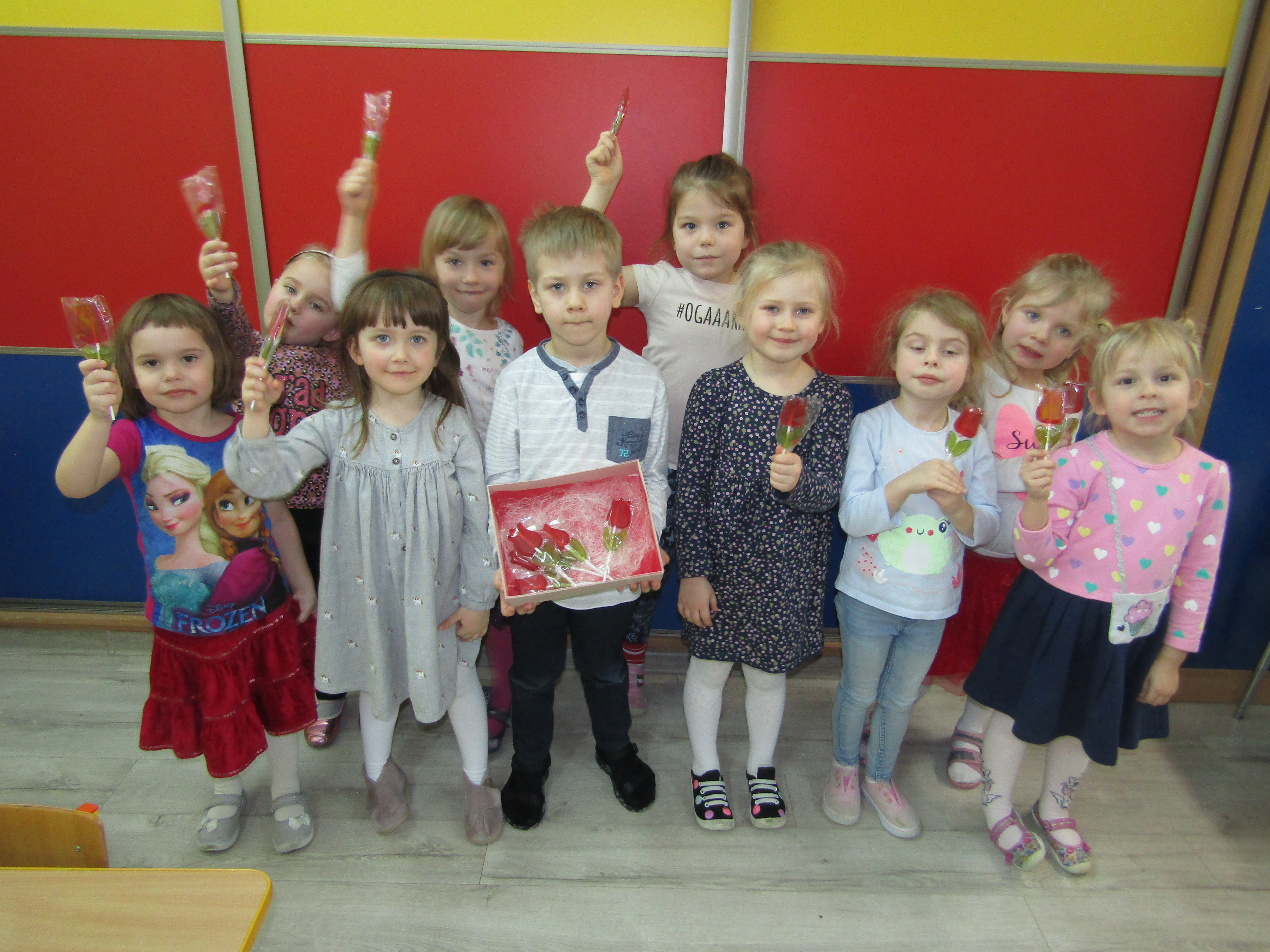 Dzień Kobiet w przedszkolu - chłopcy wręczają słodycze dziewczynkom 