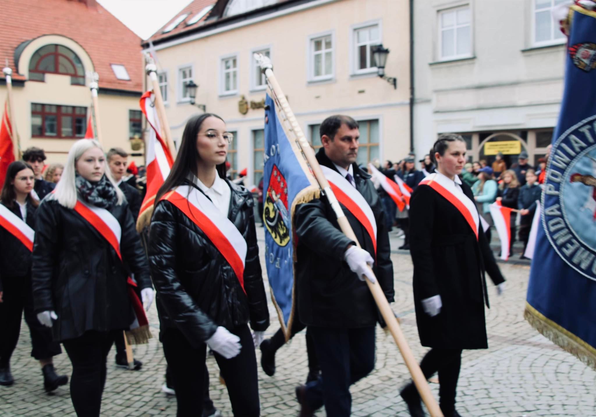 Poczet sztandarowy Starostwa Powiatowego w Polkowicach maszeruje podczas obchodów święta niepodległości w Polkowicach