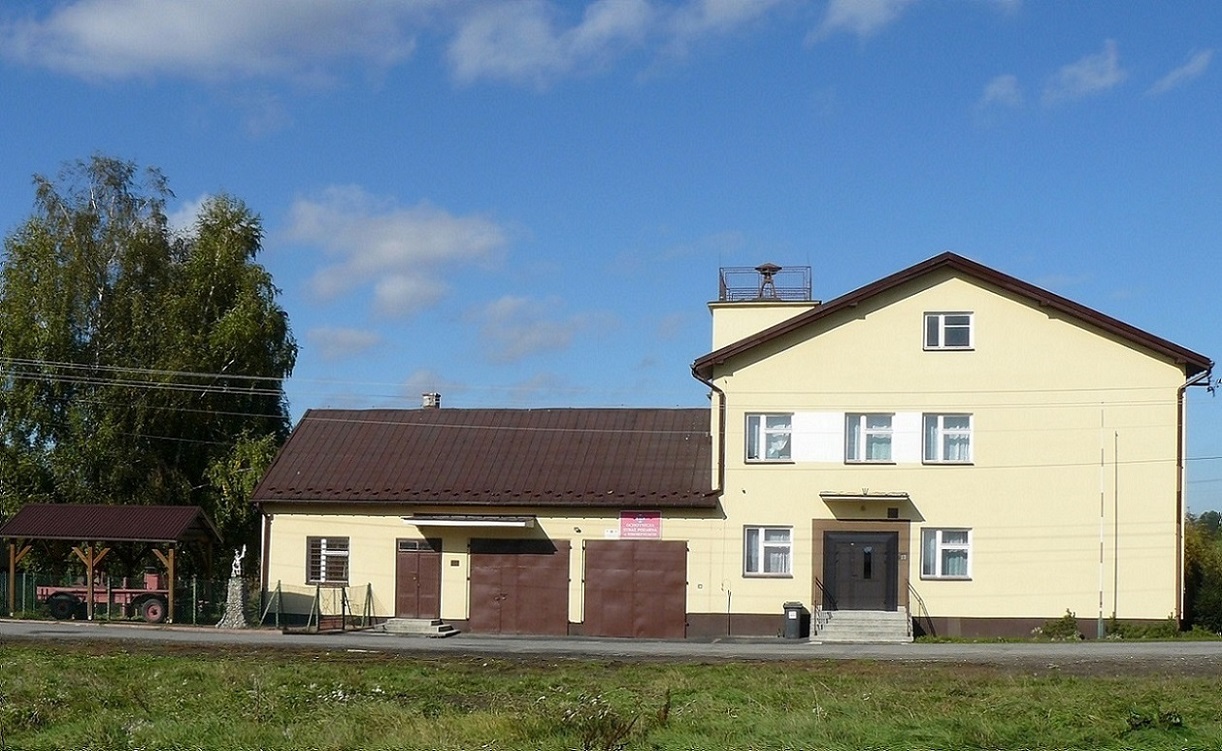 zdjęcie przedstawia widok frontowej części budynku Domu ludowego w miejscowości Sikorzyce