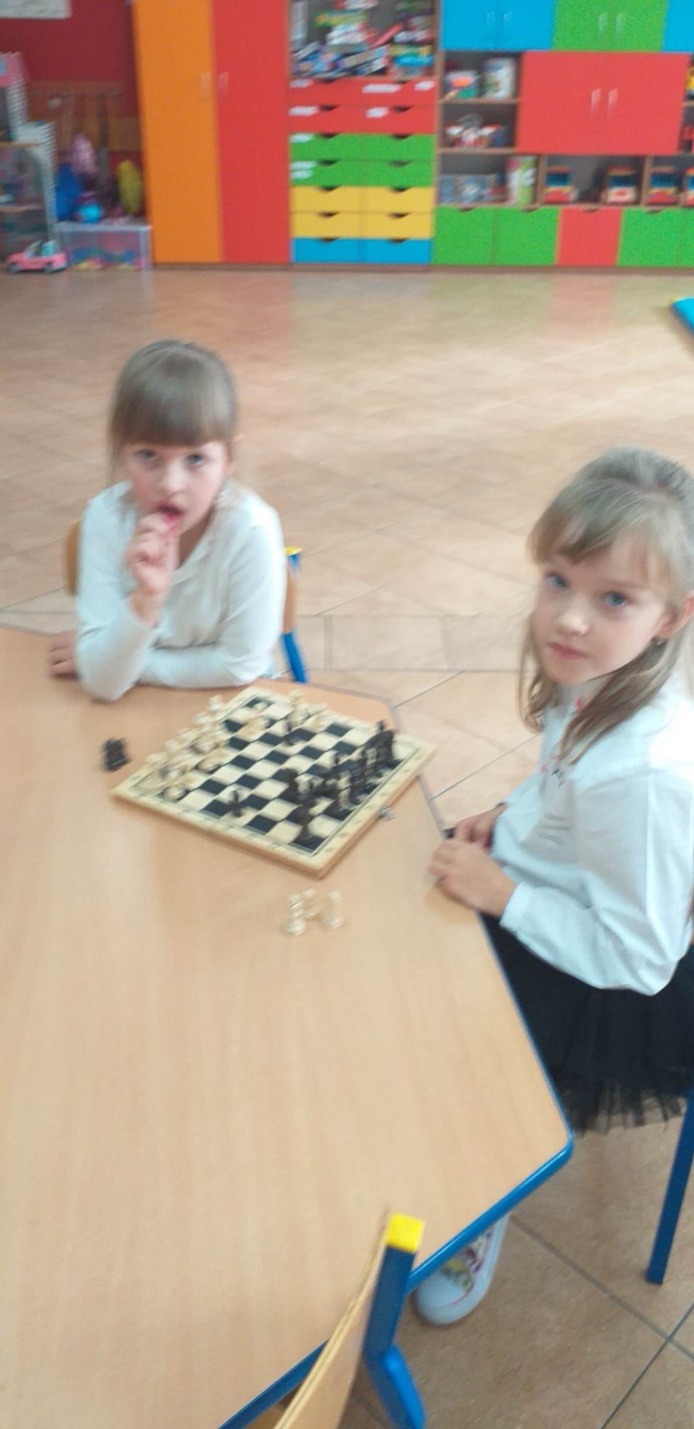 Dwie dziewczynki grają w szachy