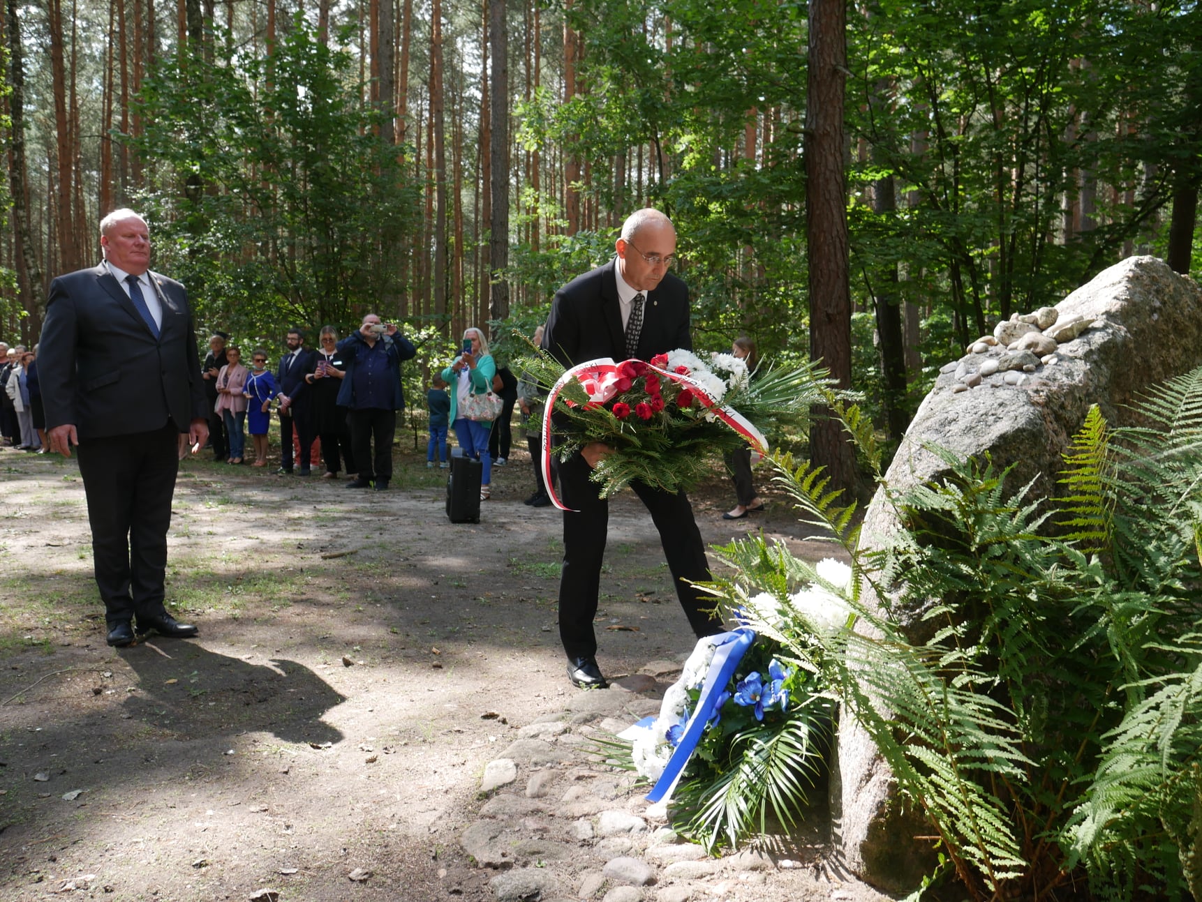 Rocznicowe obchody w lesie łopuchowskim - kwiaty skladają przedstawiciele Powiatu Białostockiego - Roman Czepe i Henryk Suchocki
