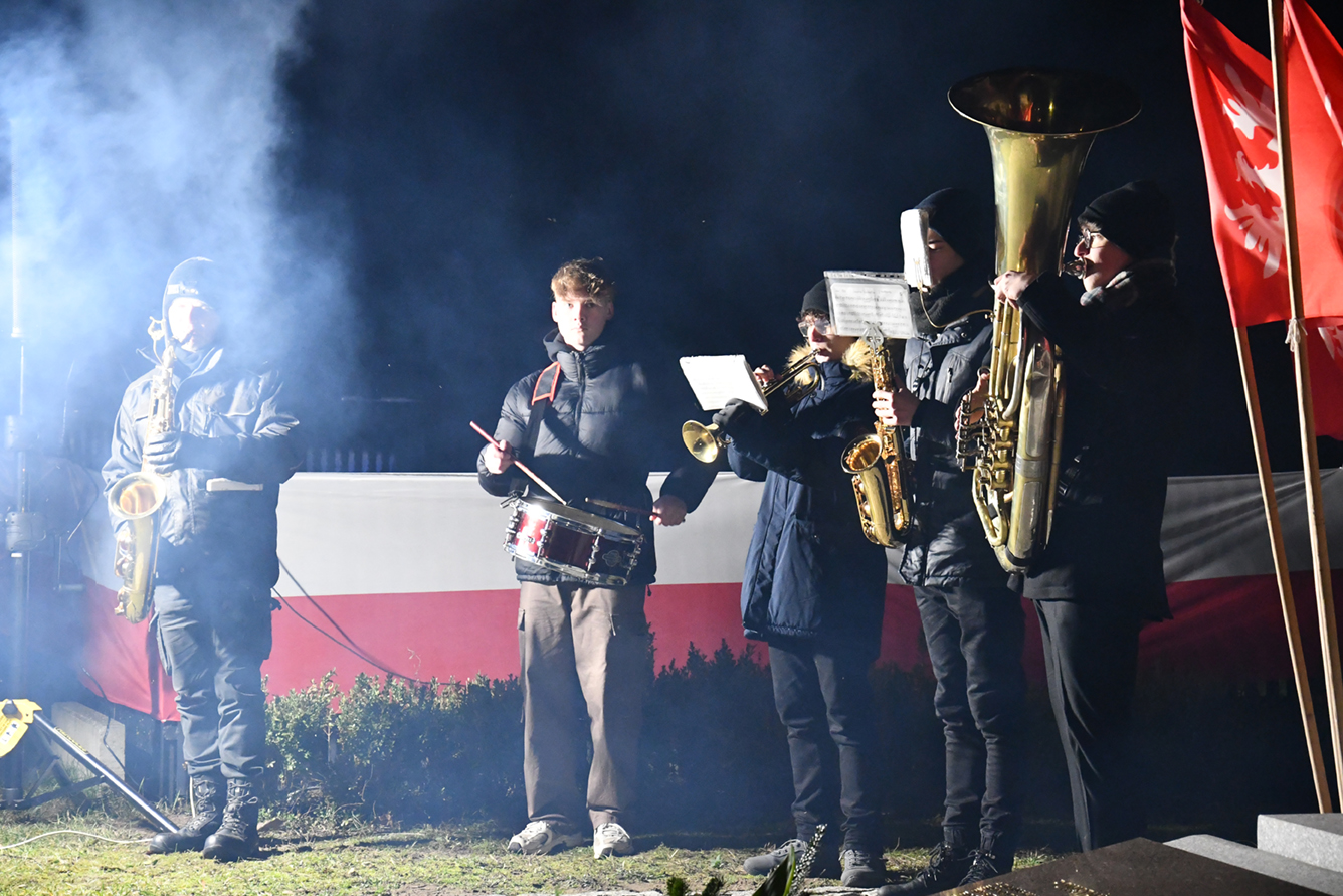 Grupa 5 muzyków grają koncert pieśni patriotycznych.